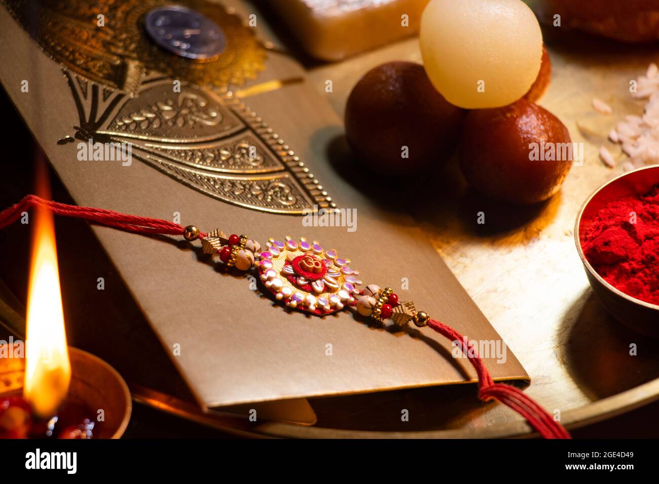 Nahaufnahme Rakhi in einem dekorativen Thali anlässlich von Rakshabandhan gehalten Stockfoto