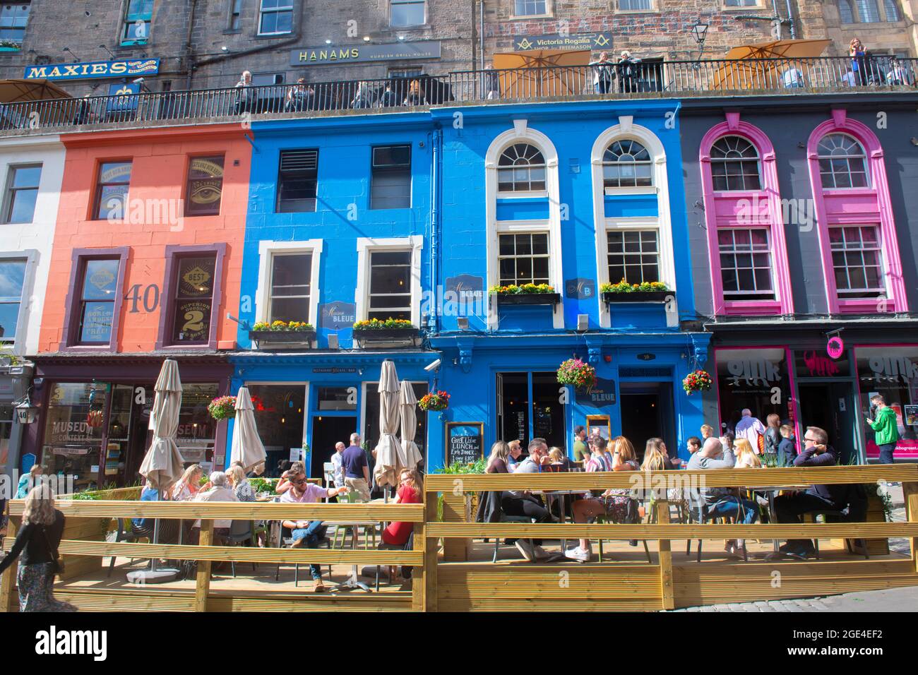 Menschen, die in Edinburgh im Freien essen Stockfoto