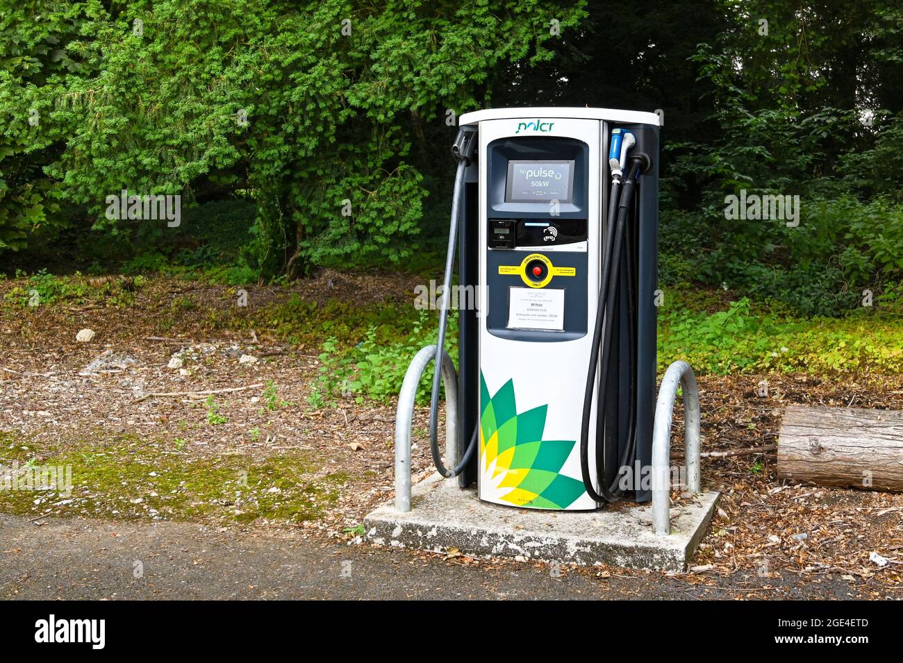 Basingstoke, England - August 2021: Ladestation für Elektroautos im Besitz und betrieben von BP Pulse Stockfoto