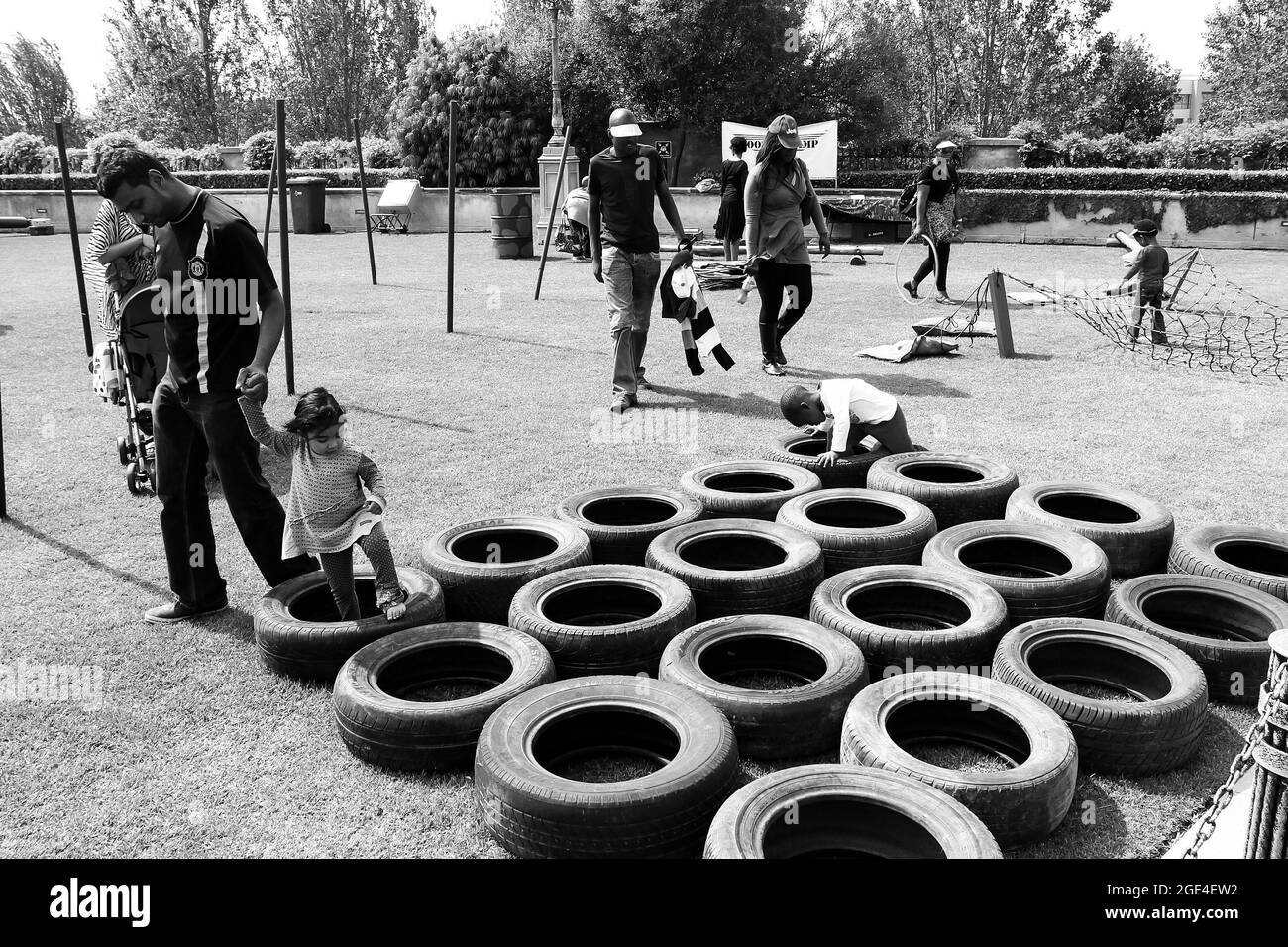 JOHANNESBURG, SÜDAFRIKA - 05. Jan 2021: Eine Graustufe von Kindern, die sich auf einem Outdoor-Vergnügungspark im militärischen Stil Vergnügen Stockfoto JOHANNESBURG, SÜDAFRIKA - 05. Jan 2021: Eine Graustufe von Kindern, die sich auf einem Outdoor-Vergnügungspark im militärischen Stil Vergnügen Stockfoto