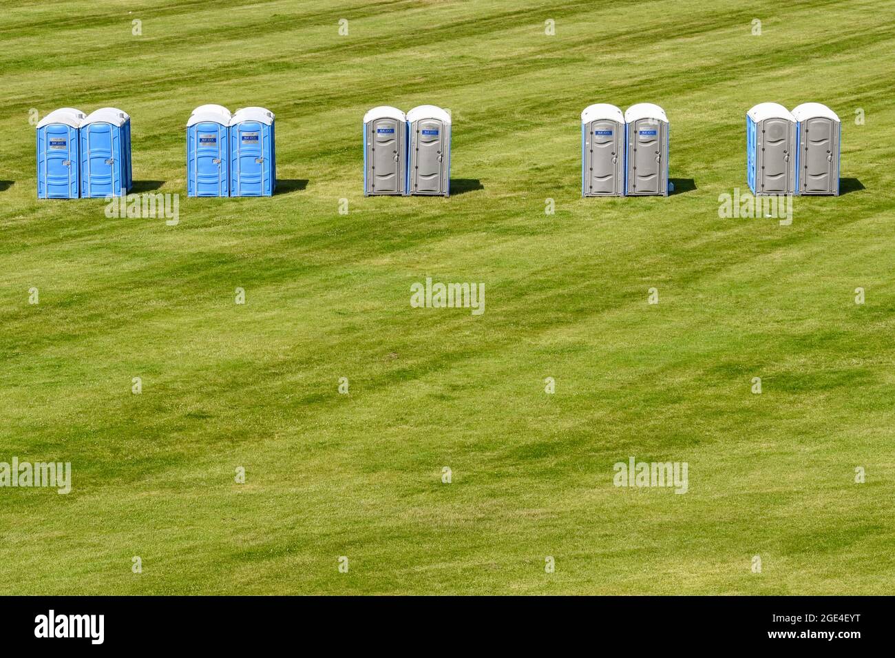Chester, Cheshire, England - Juli 2021: Reihe tragbarer Toiletten auf der Rennbahn zur Vorbereitung auf eine Veranstaltung Stockfoto