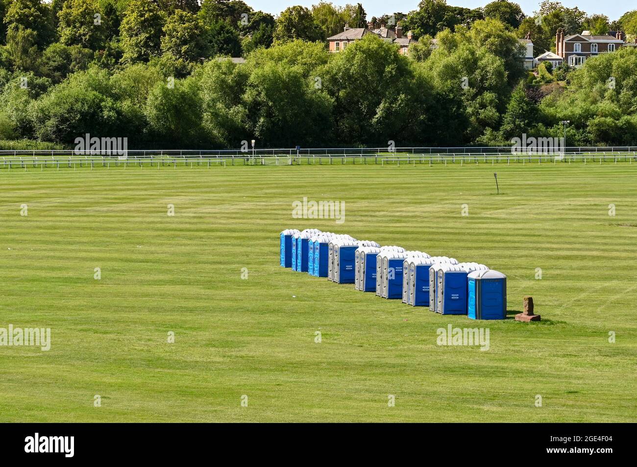 Chester, Cheshire, England - Juli 2021: Reihe tragbarer Toiletten auf der Rennbahn zur Vorbereitung auf eine Veranstaltung Stockfoto