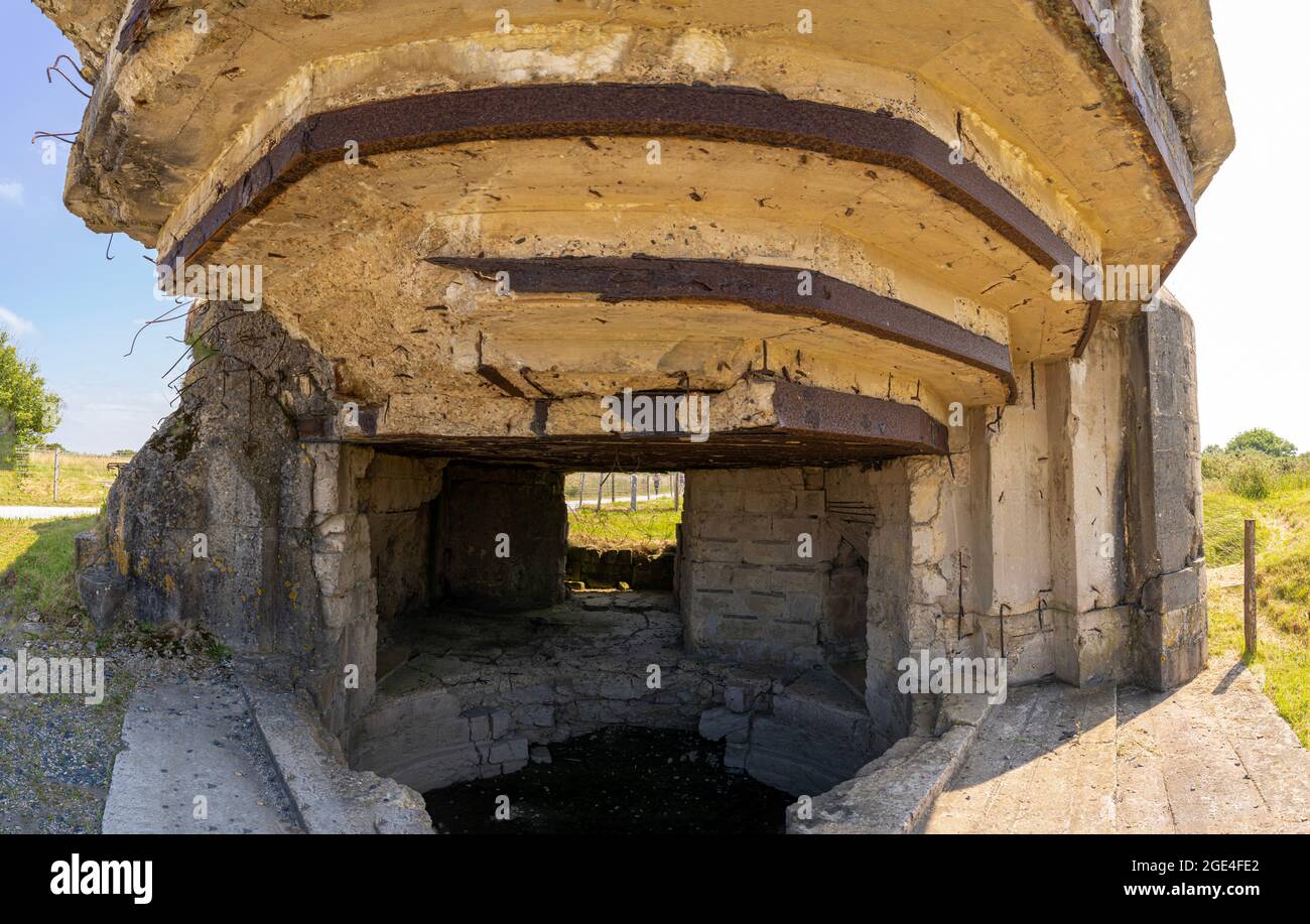 Pointe-Du-Hoc, Frankreich - 08 03 2021: Aussichtspunkt von La Pointe-Du-Hoc. Blockhaus und Gedenkstätte Stockfoto