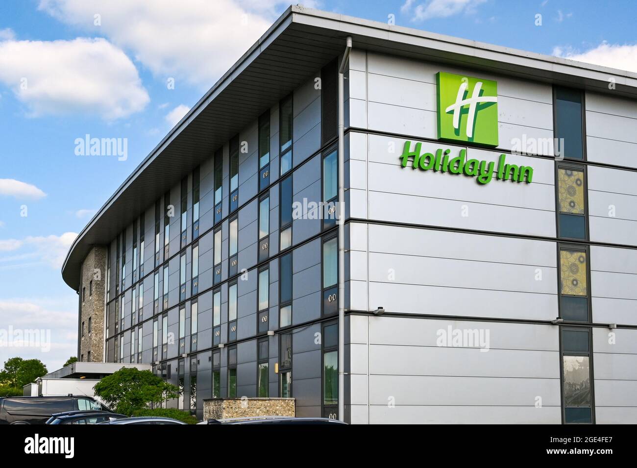 Andover, England - Juni 2021: Außenansicht des Holiday Inn Hotels an einer Tankstelle in der Nähe von Stonehenge Stockfoto