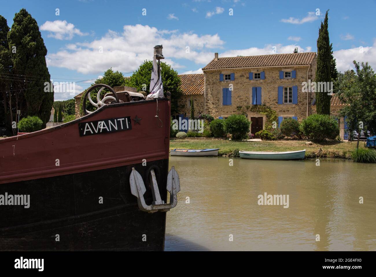 Ein ruhiges Mittagessen am Canal du Midi in der Nähe von Le Somail in Südfrankreich. Stockfoto