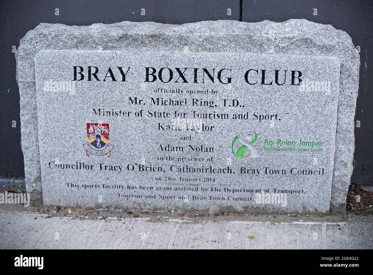 BRAY, IRLAND - 02. Jul 2021: Stein zum Gedenken an die offizielle Eröffnung des Bray Boxing Clubs im Jahr 2014 in Bray, County Wicklow, Irland. Stockfoto