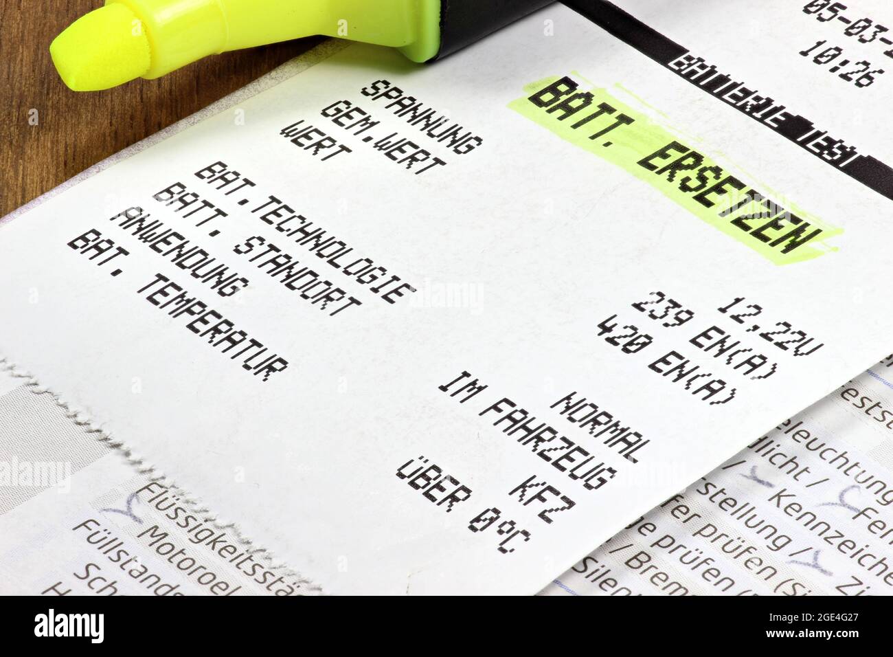 Die Diagnose bei der automatischen Inspektion zeigt, dass die Batterie ausgetauscht werden muss Stockfoto