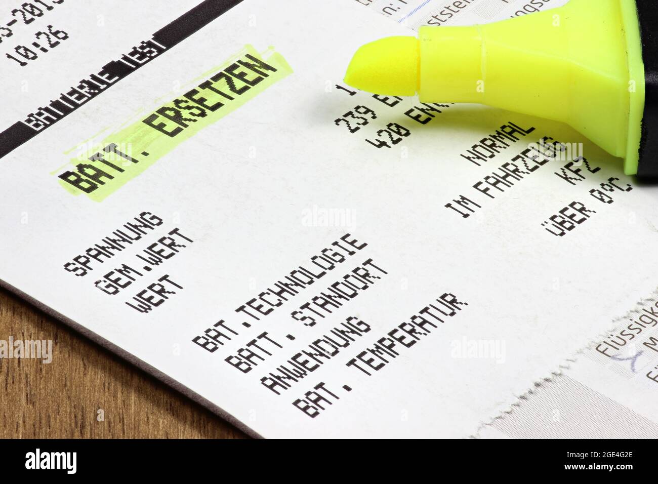 Die Diagnose bei der automatischen Inspektion zeigt, dass die Batterie ausgetauscht werden muss Stockfoto