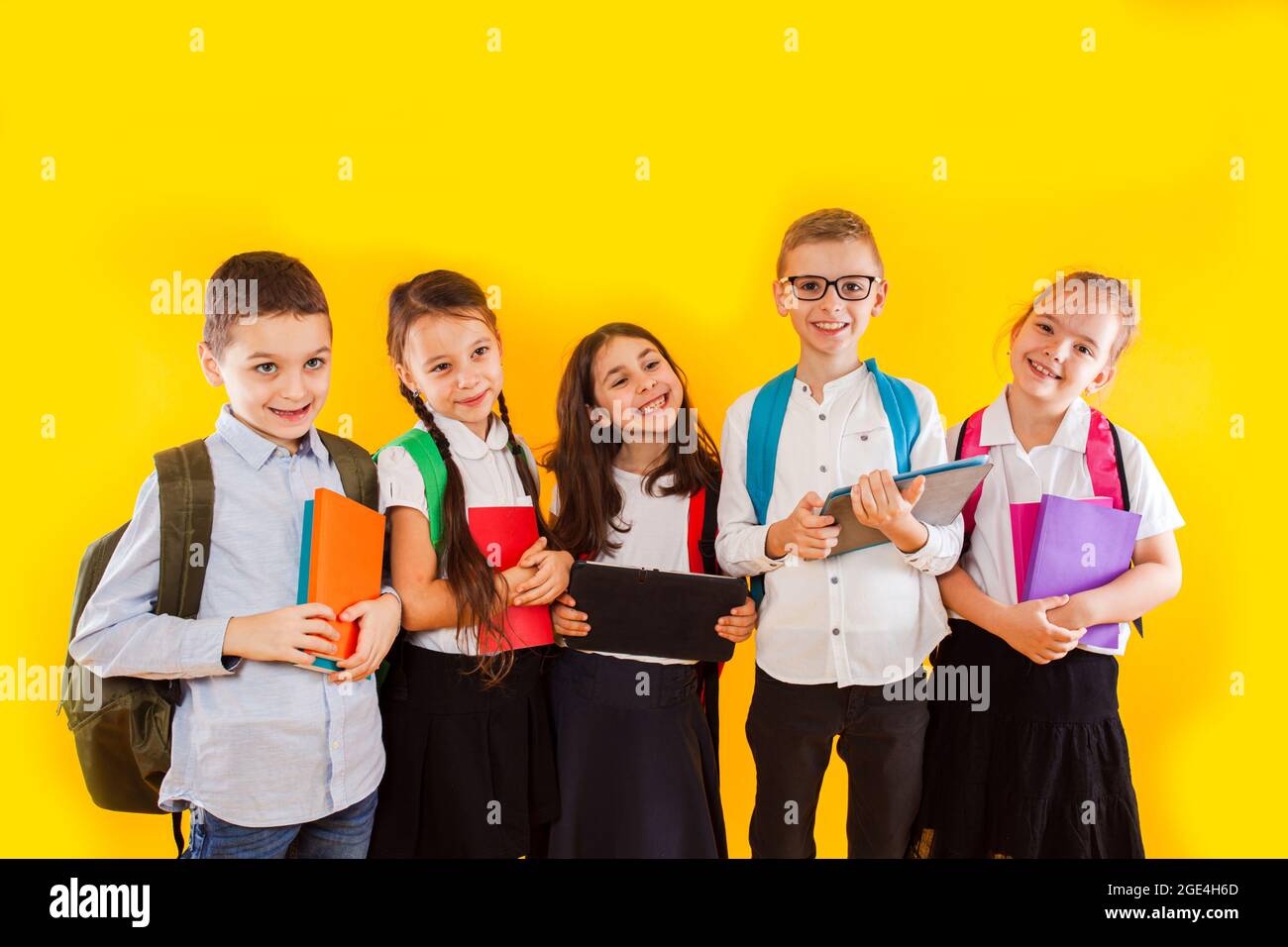 Gruppe von Klassenkameraden, die Bücher und E-Books lesen Stockfoto