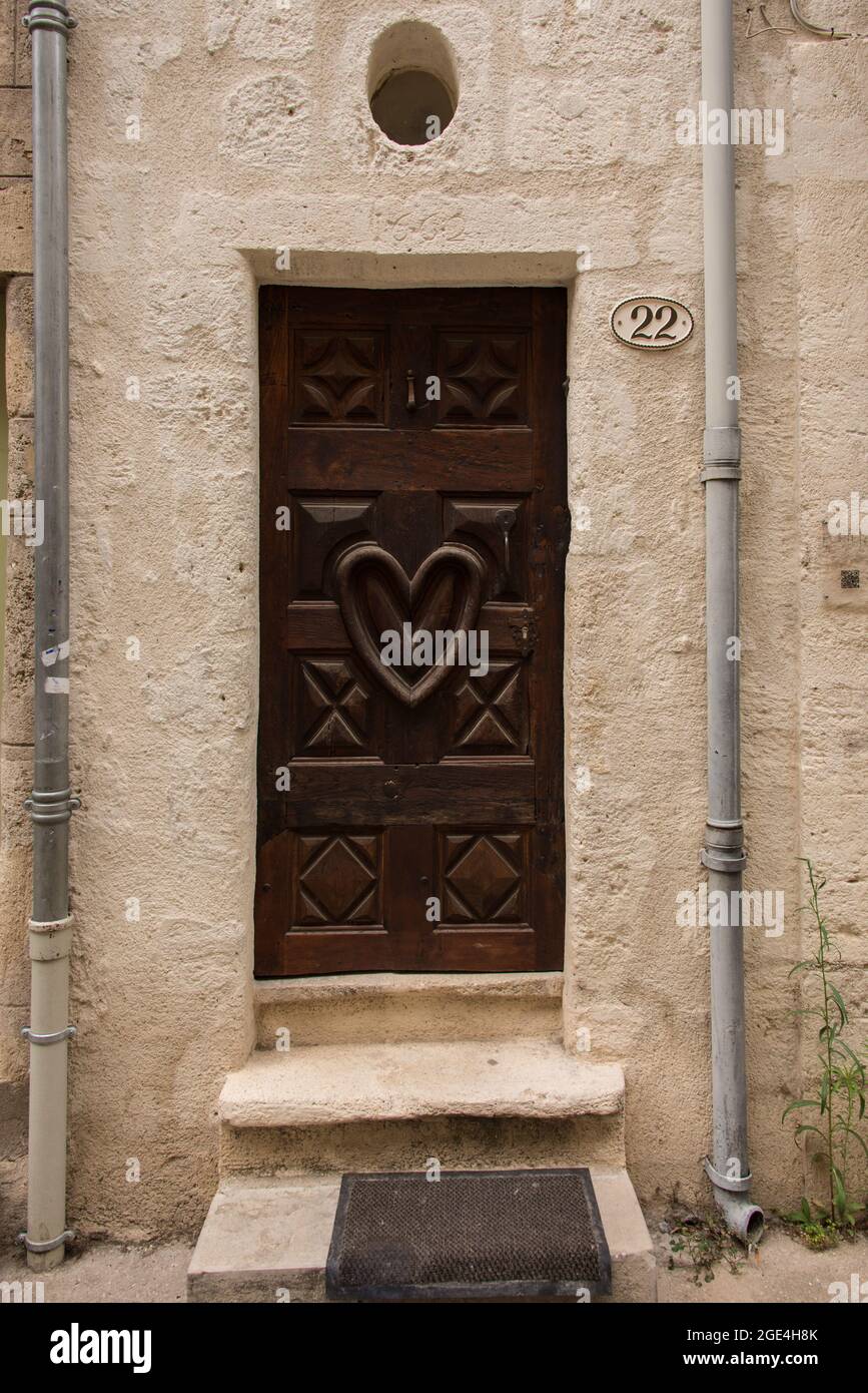 Ein herzliches Willkommen scheint die Botschaft dieser Eingangstür im historischen Zentrum von Pézenas zu sein. Stockfoto