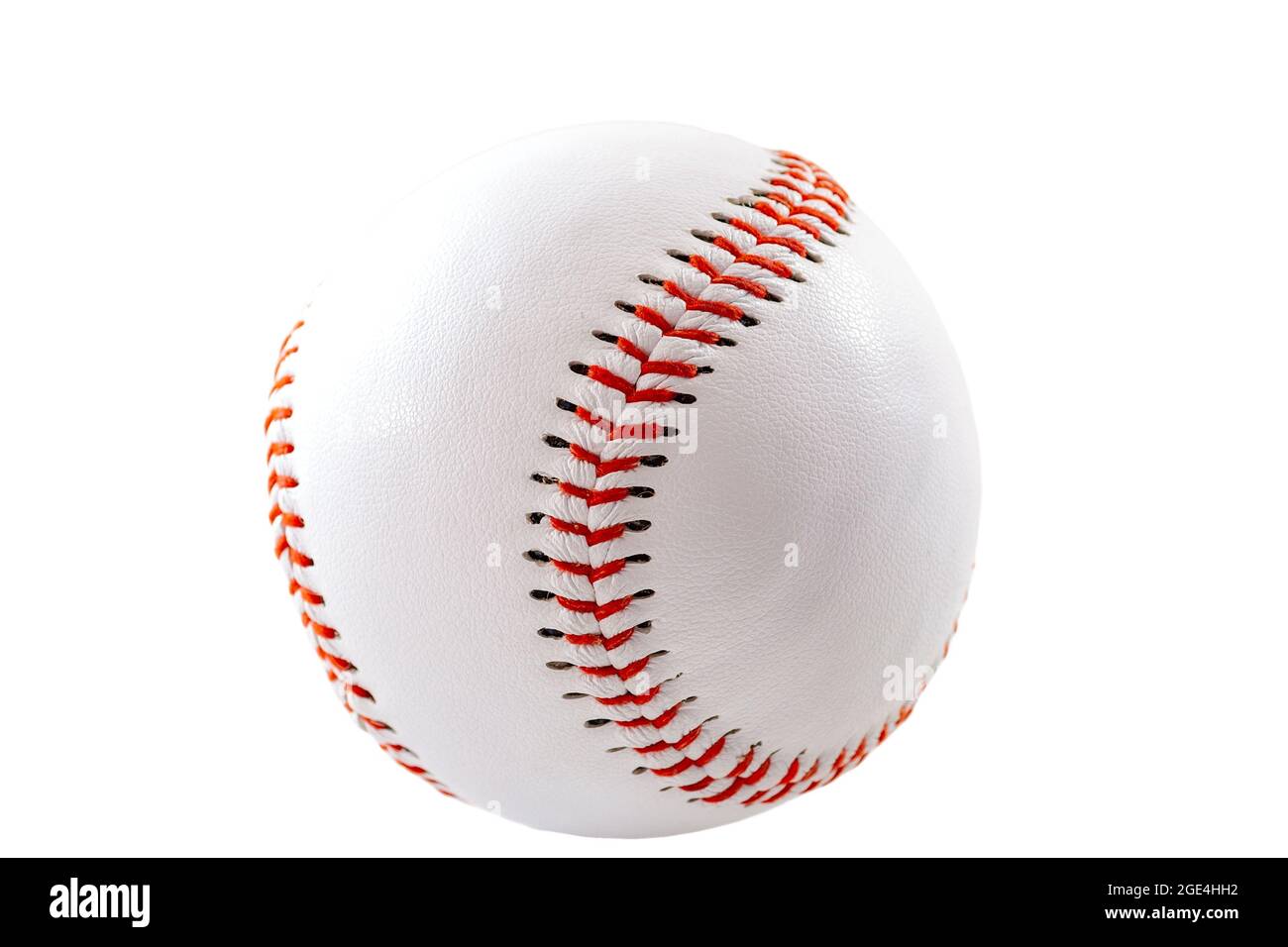 Sportausrüstung und amerikanisches Freizeitkonzept mit einem weißen Lederball, der im Baseballspiel verwendet wird, isoliert auf weißem Hintergrund mit einem Clip Stockfoto