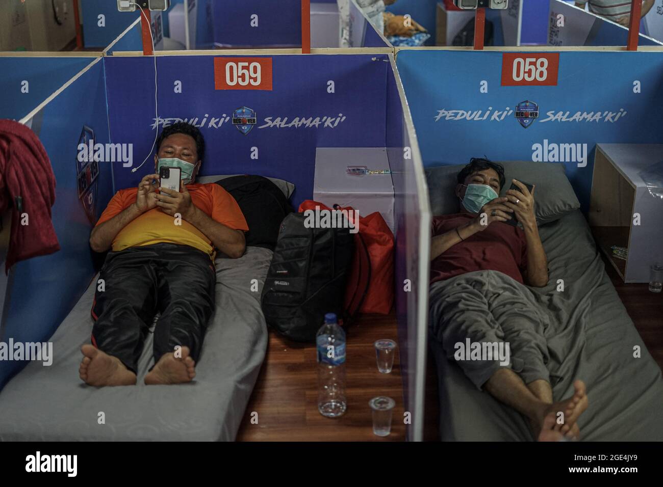 Makassar, Süd-Sulawesi, Indonesien. August 2021. Eine Reihe positiver Covid-19-Patienten mit leichten Symptomen wurden auf dem Umsini-Motorschiff als schwimmende Isolationseinrichtung platziert, die ein Programm der Regierung der Stadt Makassar ist. Auf diesem Schiff verbringen die Patienten ihre täglichen Aktivitäten wie Schlafen, Essen, Sport treiben, Sonnenbaden zu medizinischen Untersuchungen, auf dem Schiff, bis sie für geheilt erklärt werden und die Ergebnisse des Abstrichtests negativ sind. Dieses Schiff fährt in den Gewässern der Stadt Makassar als Teil der Erholung für Patienten, so dass sie nicht gestresst werden. Stockfoto