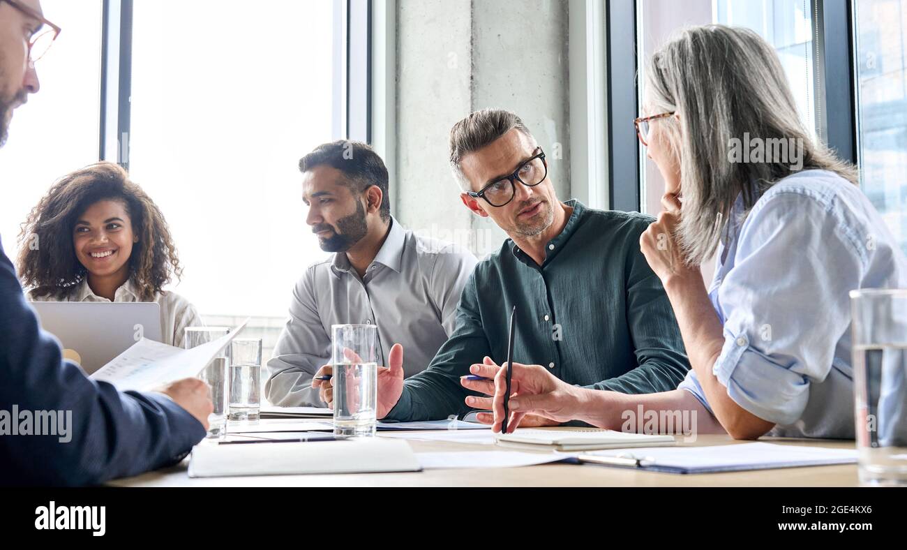 Das Führungsteam verschiedener Geschäftsleute verhandelt bei der Sitzung im Sitzungssaal. Stockfoto