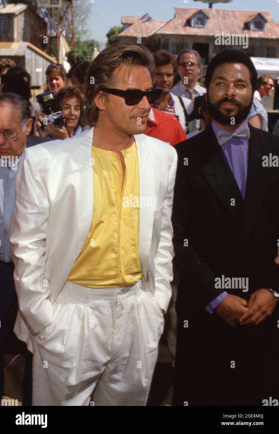 UNIVERSAL CITY, CA - 16. JUNI: Schauspieler Don Johnson, Schauspieler Philip Michael Thomas und Schauspieler Michael Talbott besuchen Universal Studios startet am 16. Juni 1987 in den Universal Studios in Universal City, Kalifornien, seine neue Themenpark-Attraktion „Miami Vice Action Spectacular“. Quelle: Ralph Dominguez/MediaPunch Stockfoto