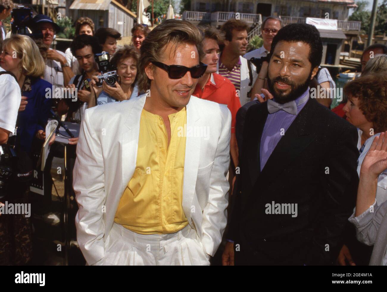 UNIVERSAL CITY, CA - 16. JUNI: Schauspieler Don Johnson, Schauspieler Philip Michael Thomas und Schauspieler Michael Talbott besuchen Universal Studios startet am 16. Juni 1987 in den Universal Studios in Universal City, Kalifornien, seine neue Themenpark-Attraktion „Miami Vice Action Spectacular“. Quelle: Ralph Dominguez/MediaPunch Stockfoto