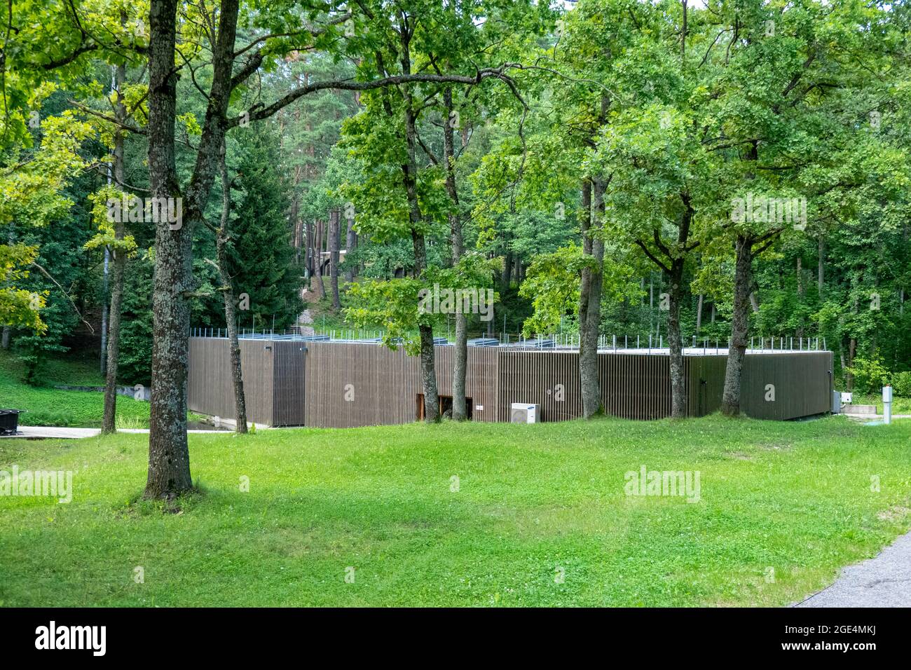 Druskininkai, Litauen - 10. August 2021: Aeroionotherapie-Pavillon und Terrasse im Wellness-Park von Karolis Dineika, Druskininkai, Litauen Stockfoto