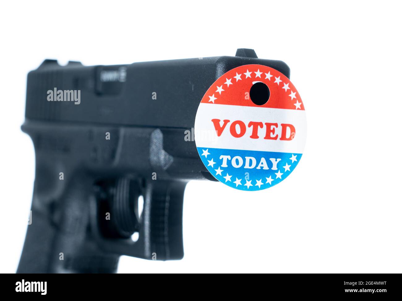 Konzept für Gewalt bei Wahlen mit Handfeuerwaffen verziert mit Sticker mit Loch, das durch abgefeuerte Kugel gemacht wurde Stockfoto
