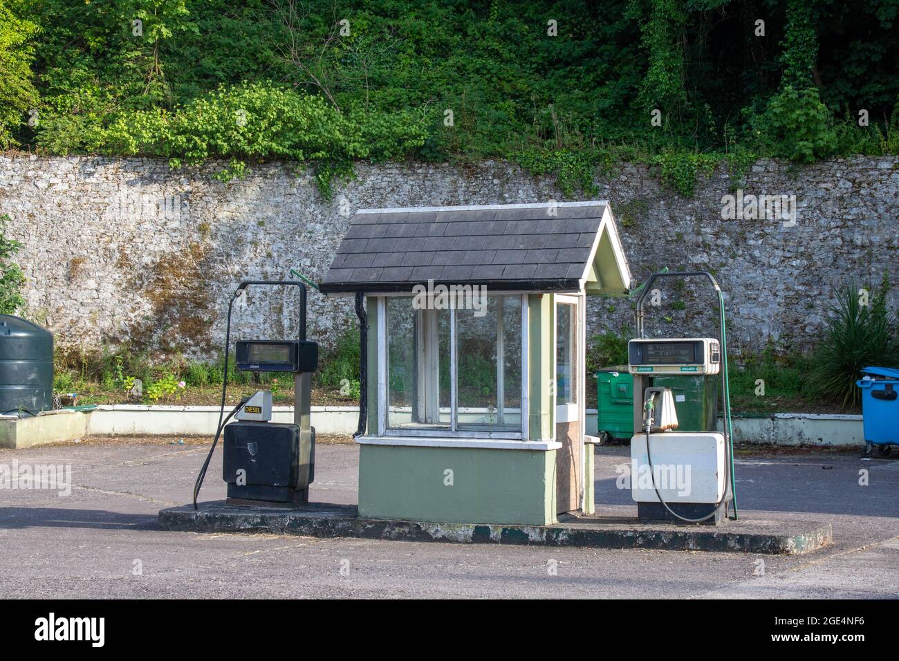 Alte Tankstellenpumpen verwittert und verlassen Stockfoto