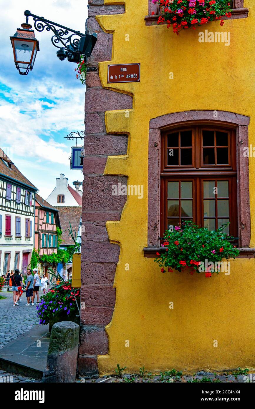 Romantische Stadt Riquewihr Mit Stadtmauern Im Elsass Stockfoto