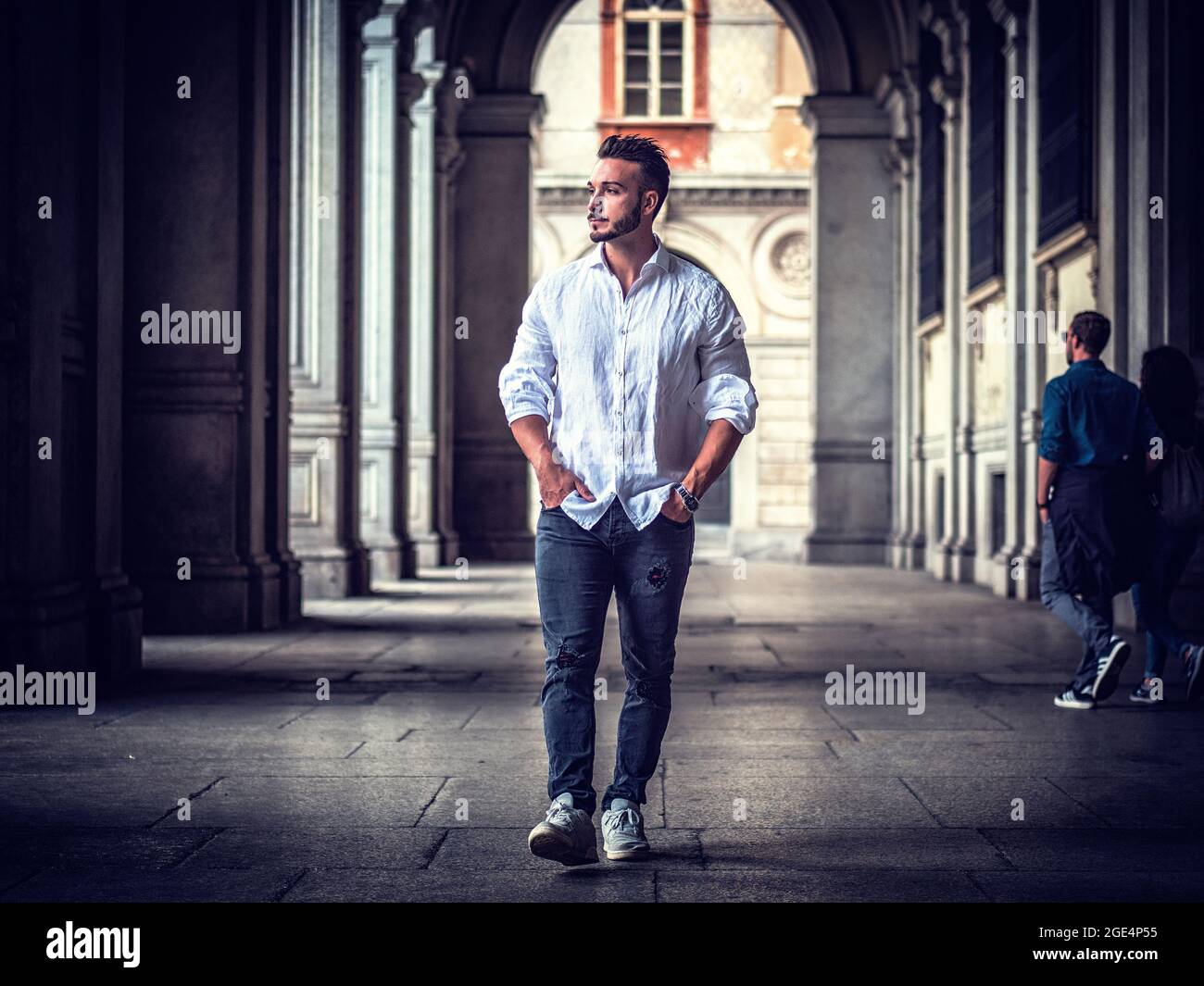 Junger Mann in der europäischen Stadtstraße zu Fuß Stockfoto