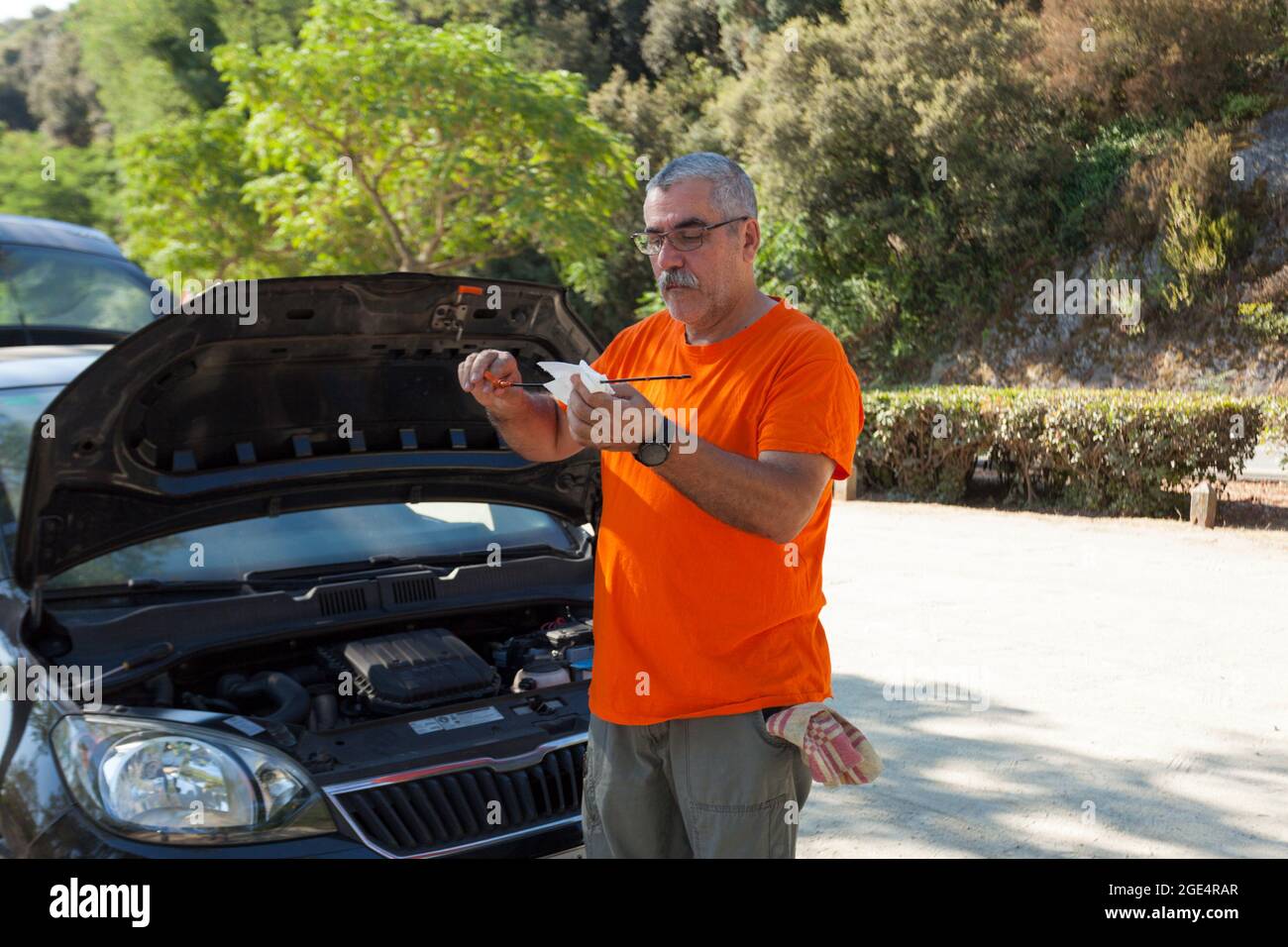 Pannenhilfe-Service, Mechaniker überprüft den Zustand des Fahrzeugs am Straßenrand. Stockfoto