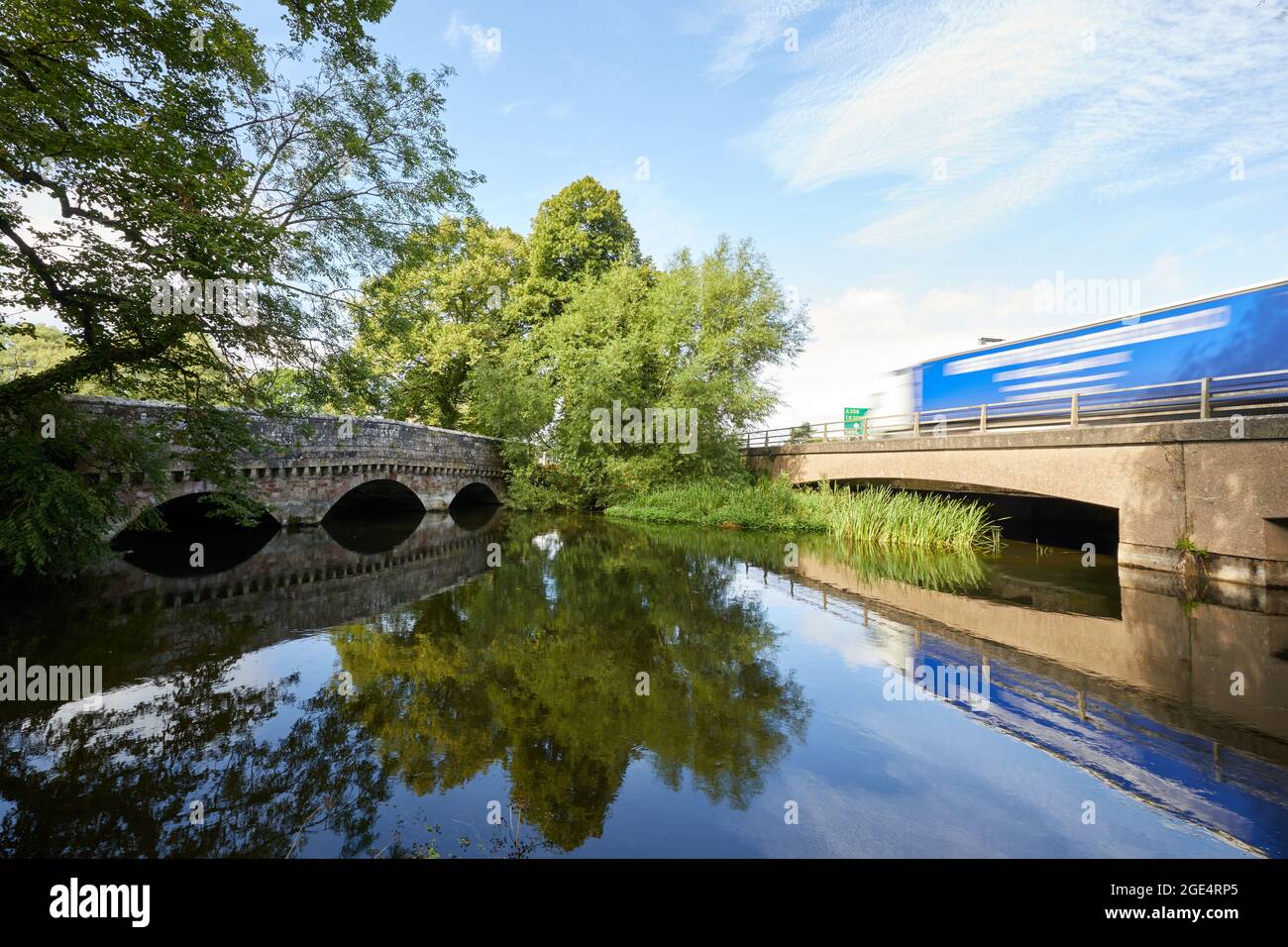 Ringwood, Großbritannien - 14. August 2021: Eine C20-Betonbrücke führt den Verkehr an der Hampshire-Stadt Ringwood vorbei und vermeidet so die traditionelle Route über eine dreigewölbte, unter Denkmalschutz stehende Brücke aus dem 19. Jahrhundert. Stockfoto