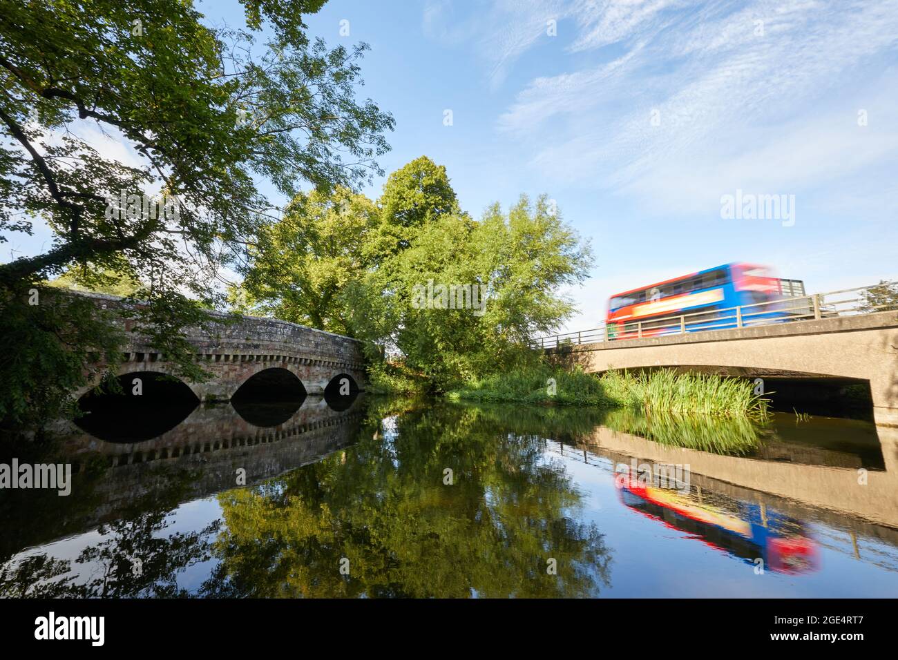 Ringwood, Großbritannien - 14. August 2021: Eine C20-Betonbrücke führt den Verkehr an der Hampshire-Stadt Ringwood vorbei und vermeidet so die traditionelle Route über eine dreigewölbte, unter Denkmalschutz stehende Brücke aus dem 19. Jahrhundert. Stockfoto