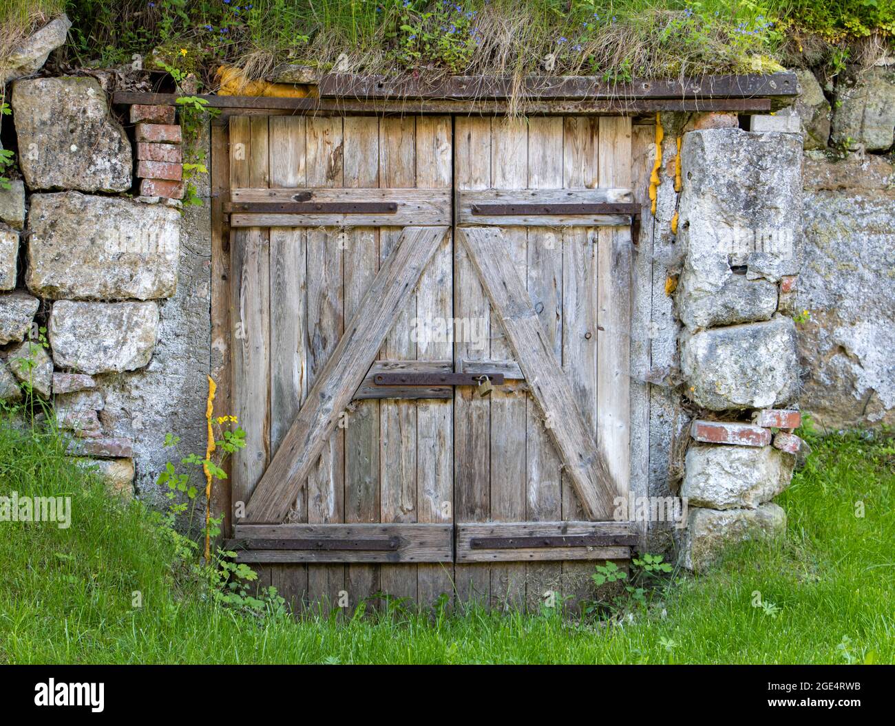 Ein geschlossenes Tor des Aussen-Kellers auf dem tschechischen Land Stockfoto