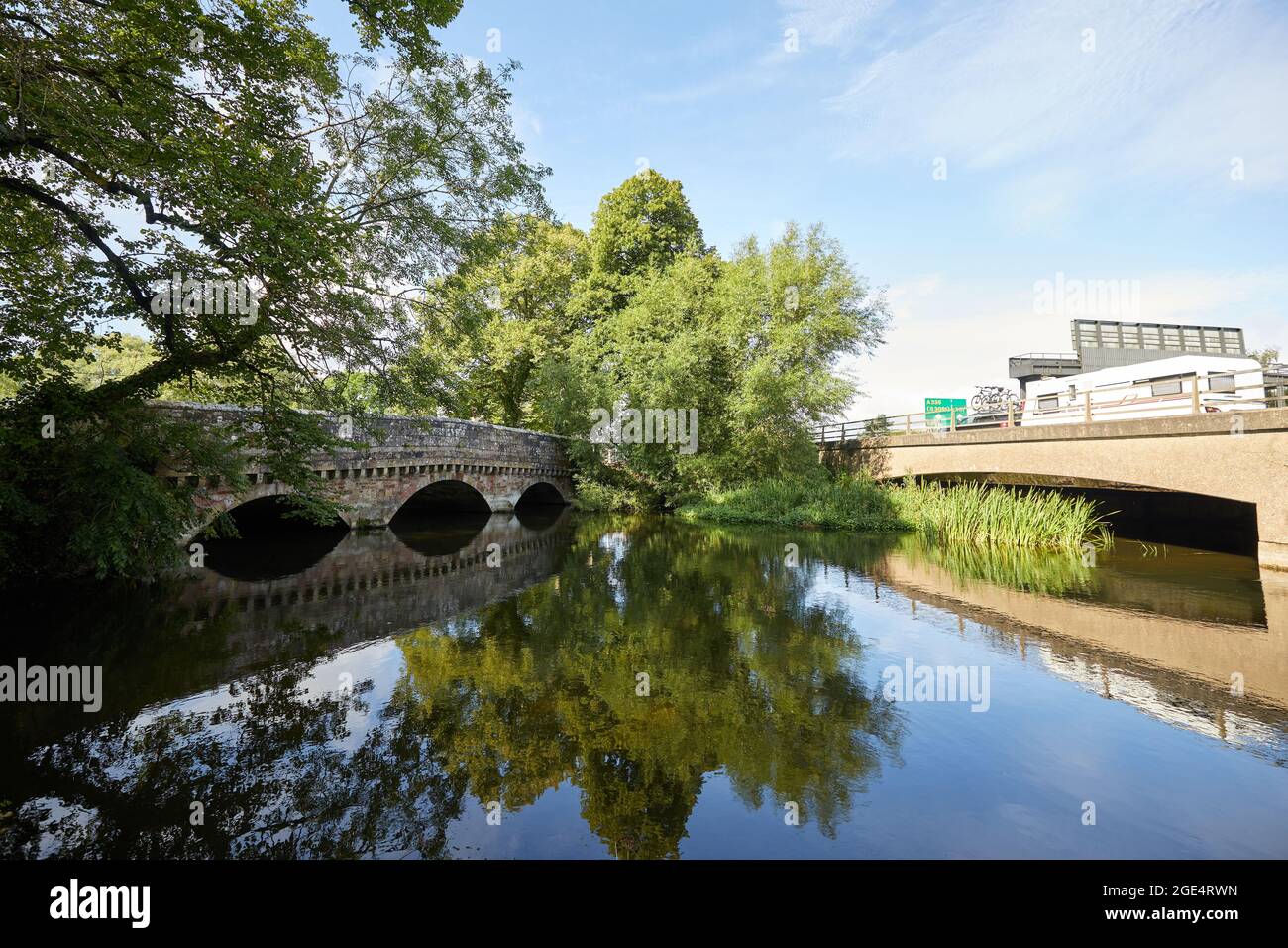 Ringwood, Großbritannien - 14. August 2021: Eine C20-Betonbrücke führt den Verkehr an der Hampshire-Stadt Ringwood vorbei und vermeidet so die traditionelle Route über eine dreigewölbte, unter Denkmalschutz stehende Brücke aus dem 19. Jahrhundert. Stockfoto