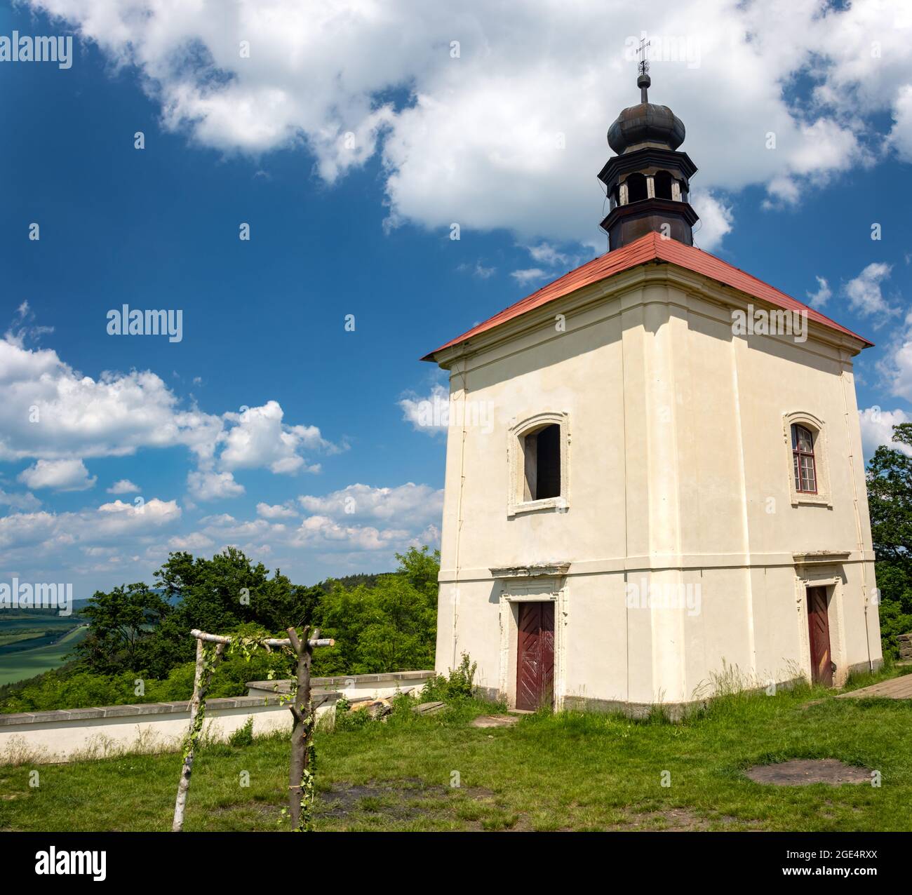 Historische Fronleichnamskapelle auf einem Hügel, Nordböhmen, Tschechien Stockfoto