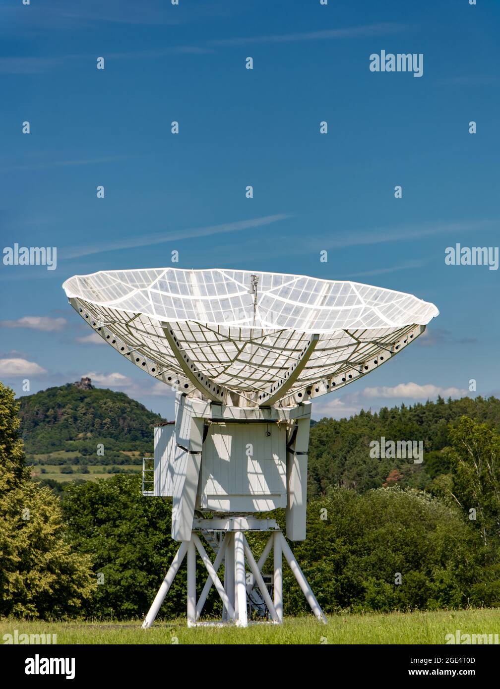 Ionosphärisches Observatorium mit einer riesigen Satellitenschüssel für den Empfang eines Satellitensignals. Stockfoto