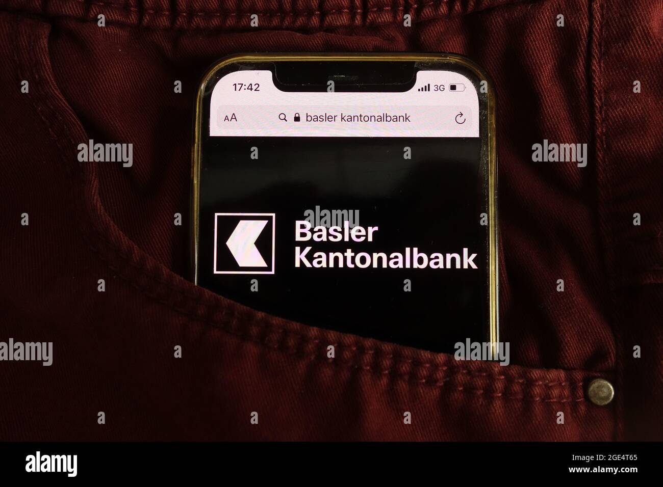 KONSKIE, POLEN - 04. August 2021: Basler Kantonalbank-Logo auf dem Mobiltelefon Stockfoto