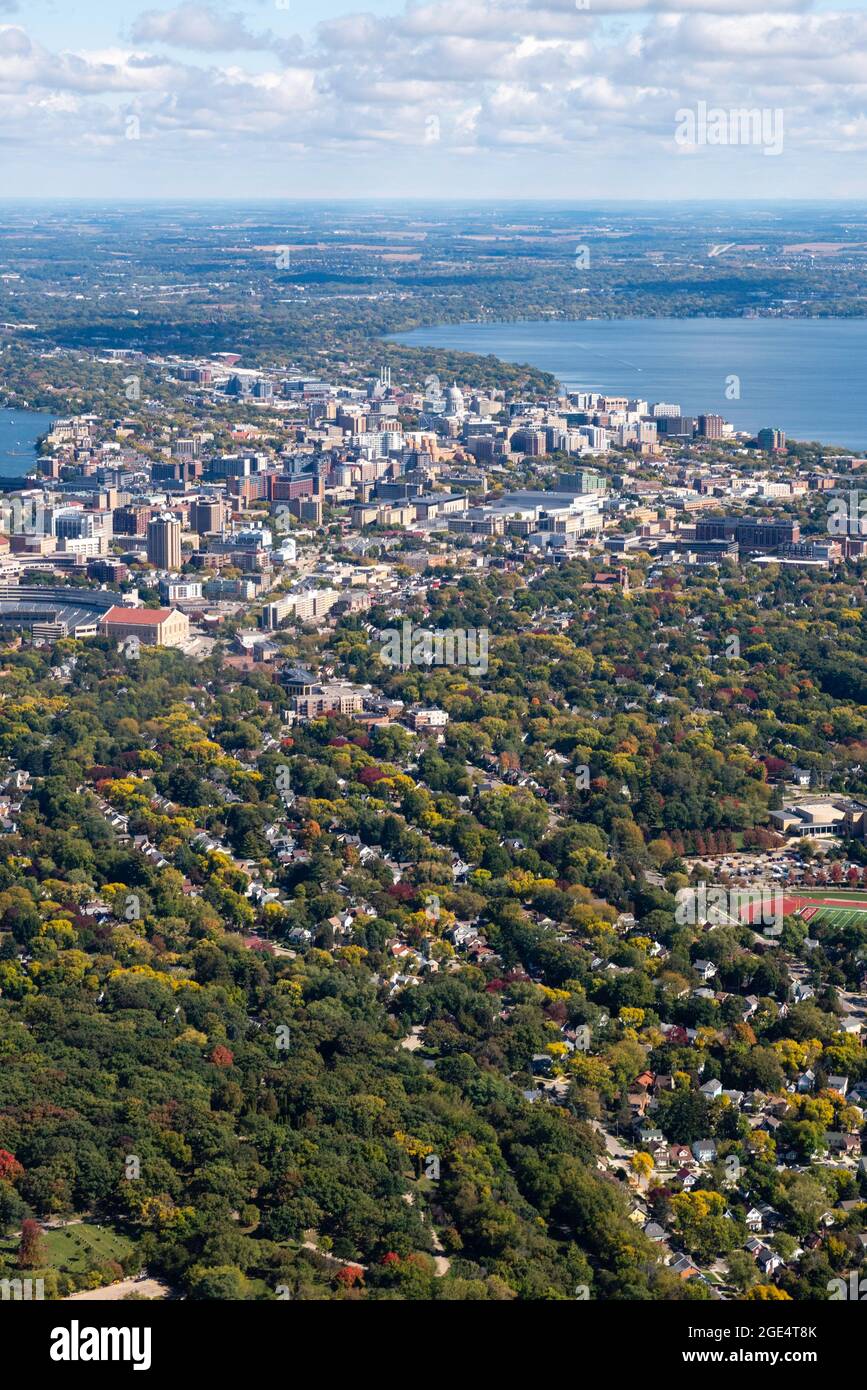 Blick auf die University of Wisconsin-Madison und Madison, Wisconsin an einem wunderschönen Herbsttag. Stockfoto