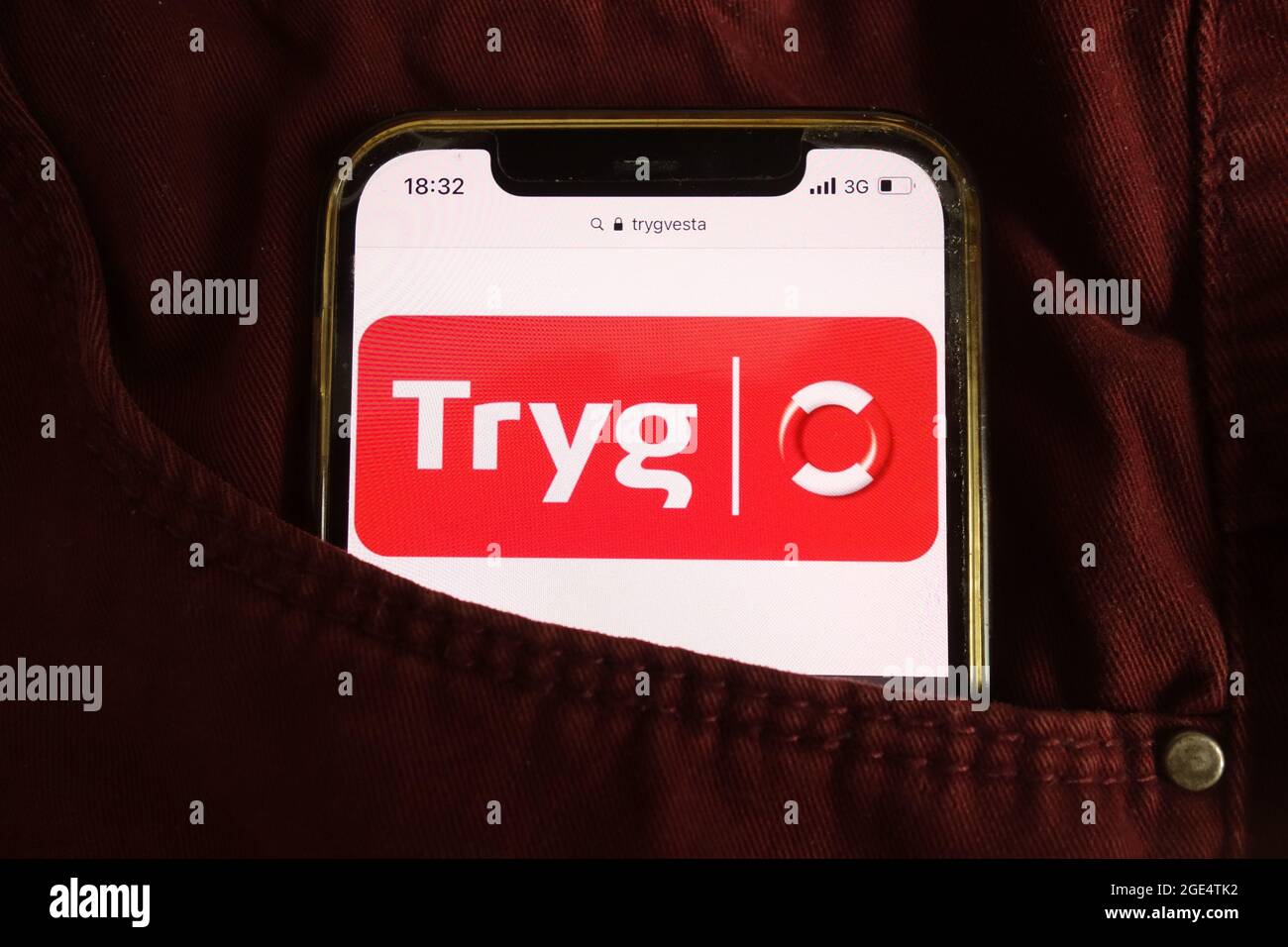 KONSKIE, POLEN - 04. August 2021: Trig ALS Logo der Versicherungsgesellschaft auf dem Mobiltelefon Stockfoto