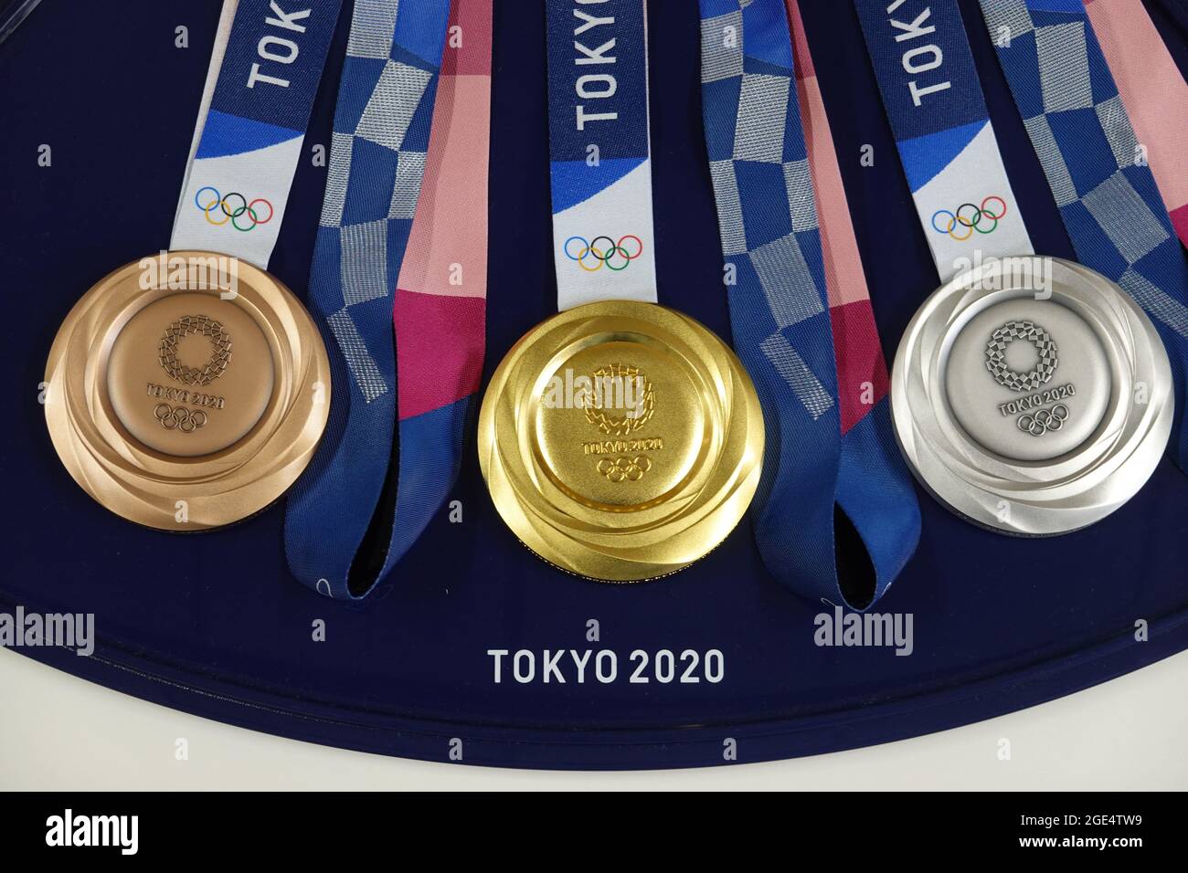 Tokio 2020 olympische Gold-, Silber- und Bronzemedaillen auf einem Tablett vor einer Medaillenübergabe Stockfoto