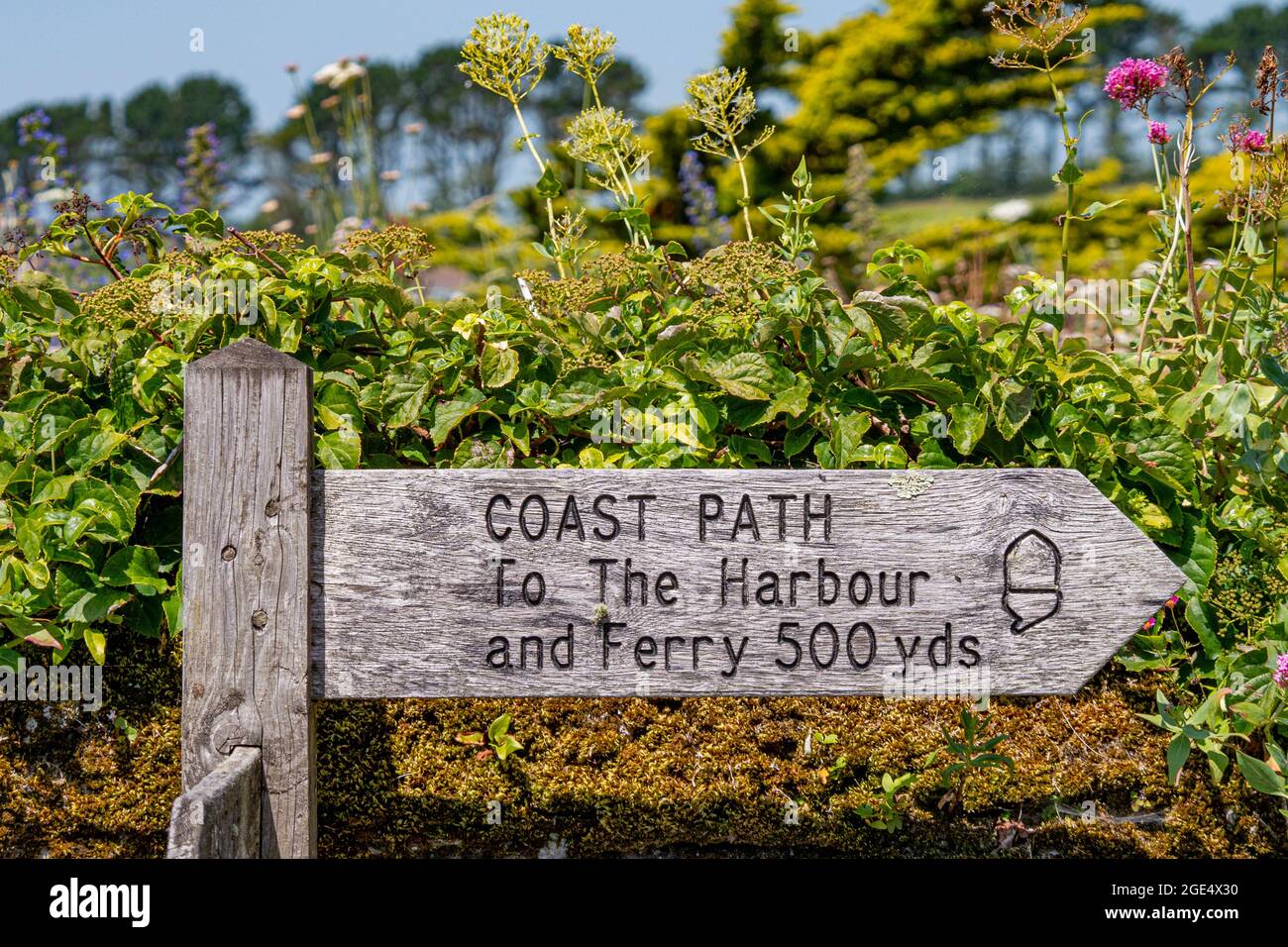 Ein Schild auf dem South West Coast Path, das in Richtung Polruan Harbour und Ferry zeigt - Polruan, Cornwall, UK. Stockfoto