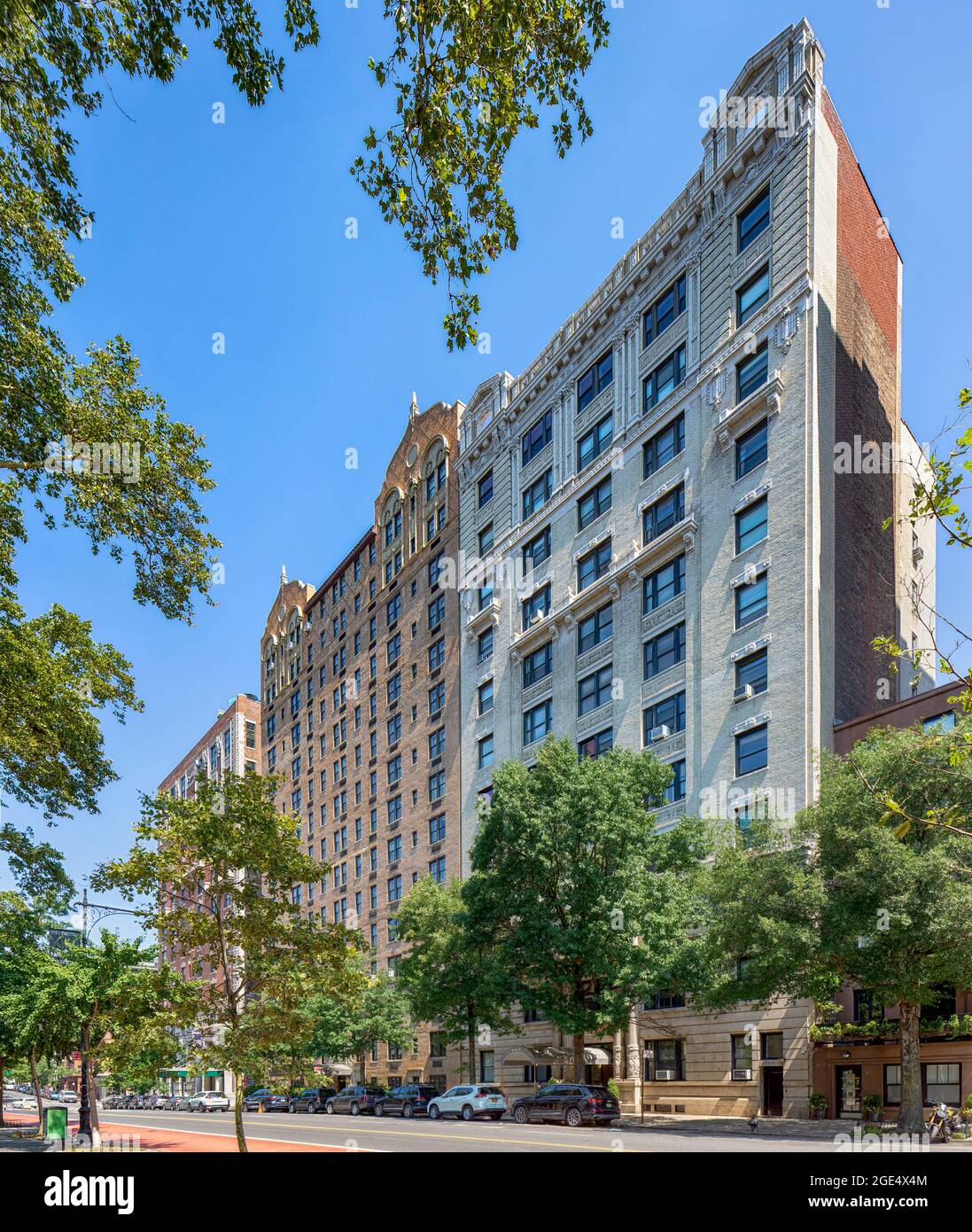 Ein Trio aus Wohnhäusern aus dem frühen 20. Jahrhundert an der West 81st Street mit Blick auf das berühmte American Museum of Natural History. Stockfoto
