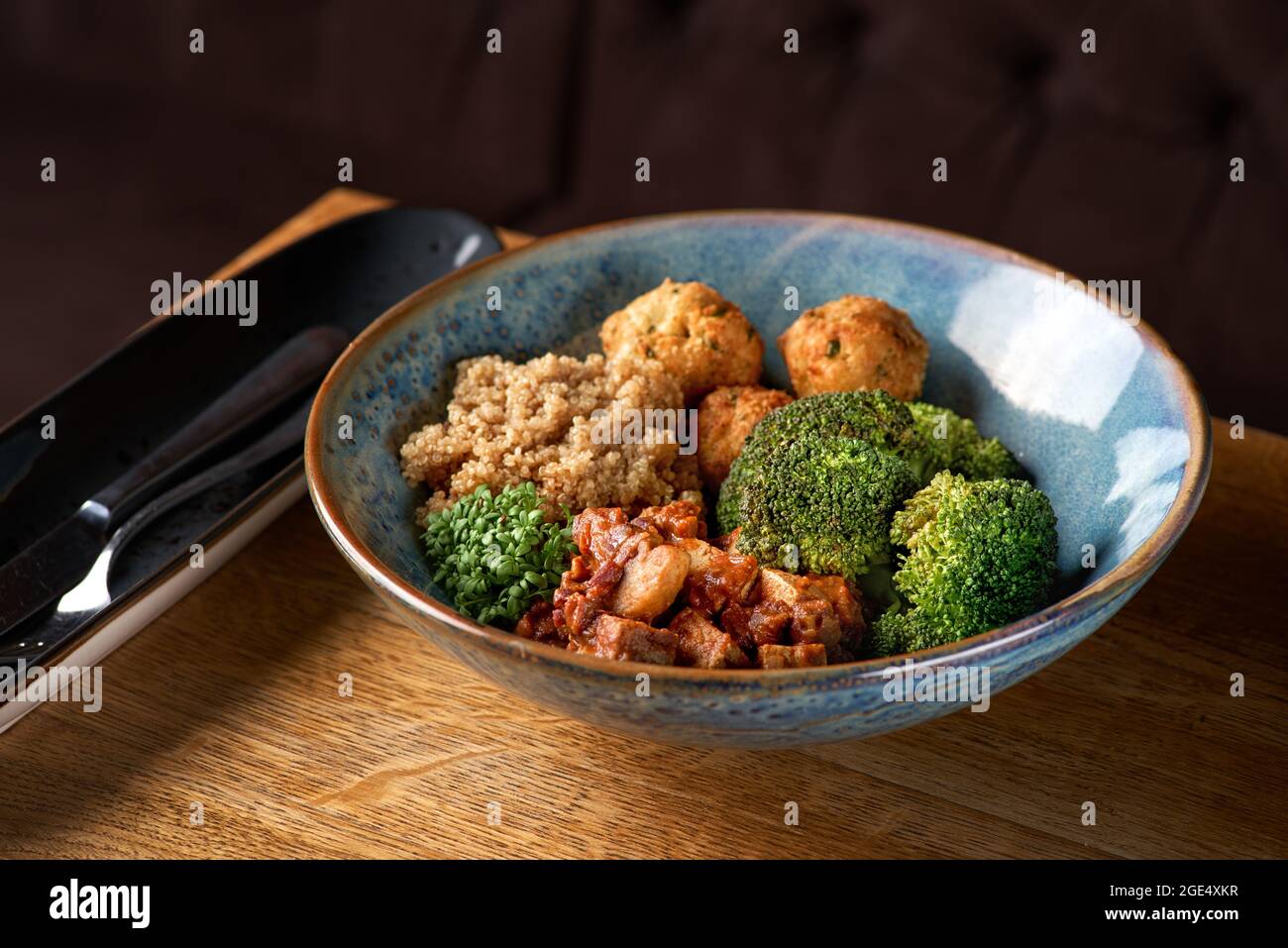 Buddha-Schüssel mit Quinoa, Brokkoli und Tofu-Sauce mit Pilzen. Stockfoto