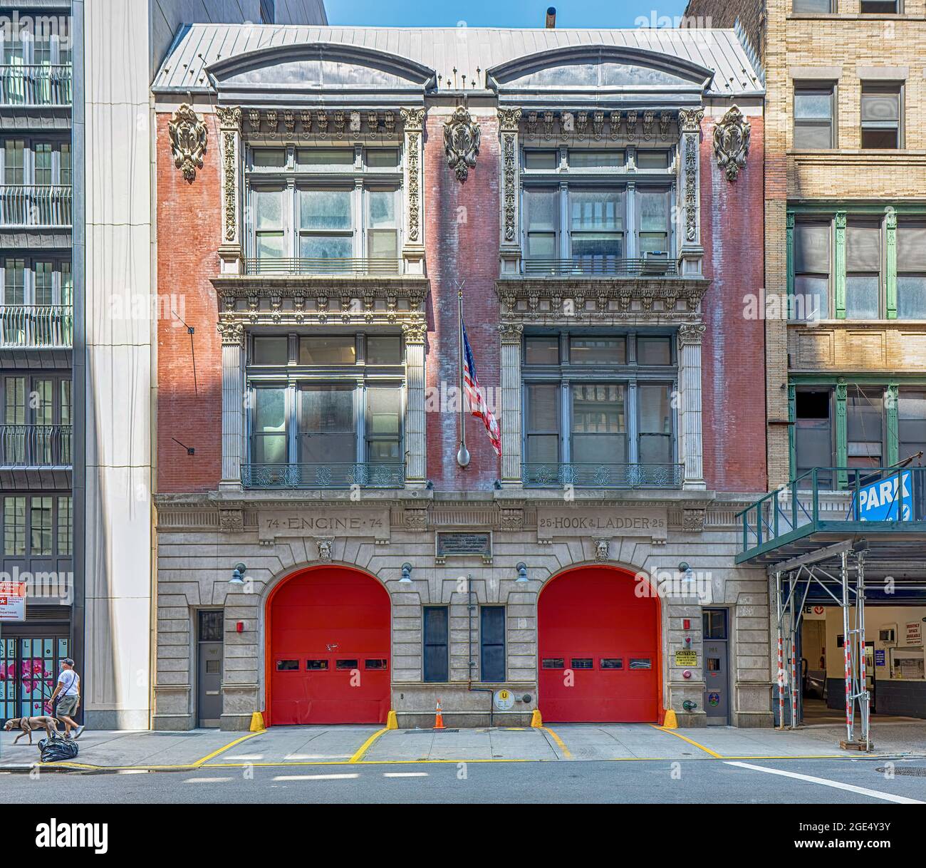 Die 205-207 West 77th Street gehört zu den Stadtgebäuden, die vom politisch verbundenen Team von Horgan & Slattery entworfen wurden. Ursprünglich für Pferdewagen gebaut. Stockfoto