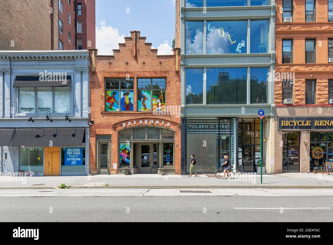 424-430 Columbus Avenue sind vier kommerzielle Schaufenster mit Blick auf das American Museum of Natural History. Stockfoto