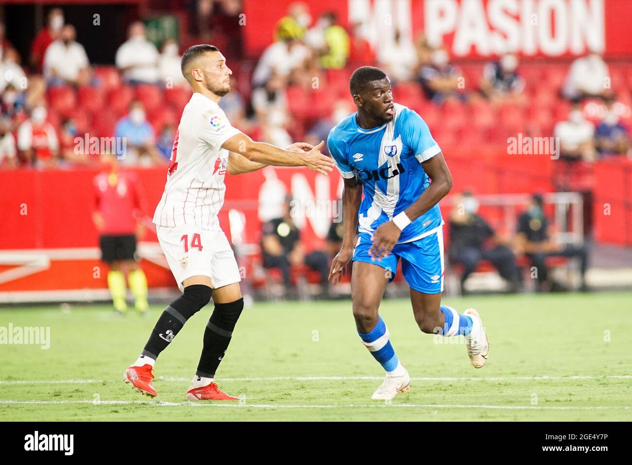 Sevilla, Spanien. August 2021. Oscar Rodriguez (L) versucht Randy Nteka (R) während des Spiels von Sevilla FC gegen Rayo Vallecano in La Liga Santander 2021/2022 im Stadion Ramon Sanchez Pizjuan zu verteidigen (Endstand; Sevilla FC 3:0 Rayo Vallecano). Kredit: SOPA Images Limited/Alamy Live Nachrichten Stockfoto