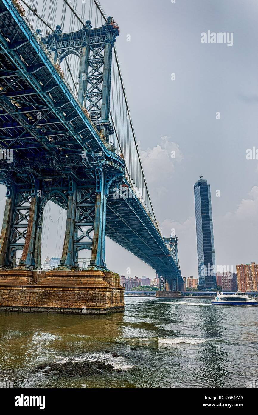 Manhattan Bridge, die letzte der Lower East River Brücken zwischen Manhattan und Brooklyn. Vom DUMBO (Down Under Manhattan Bridge Overpass) aus gesehen. Stockfoto