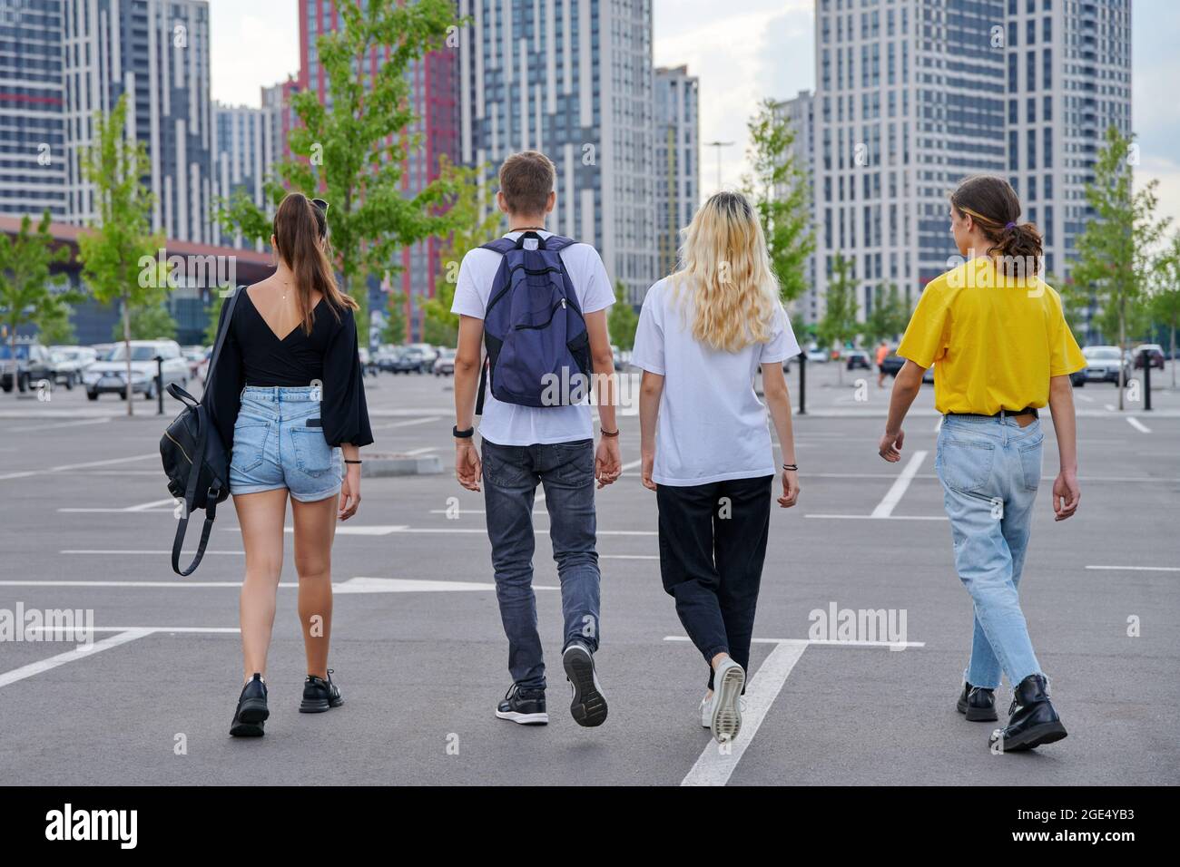 Gruppe von Jugendlichen, die zusammen gehen, Rückansicht, urbaner Stil, moderner Stadthintergrund Stockfoto