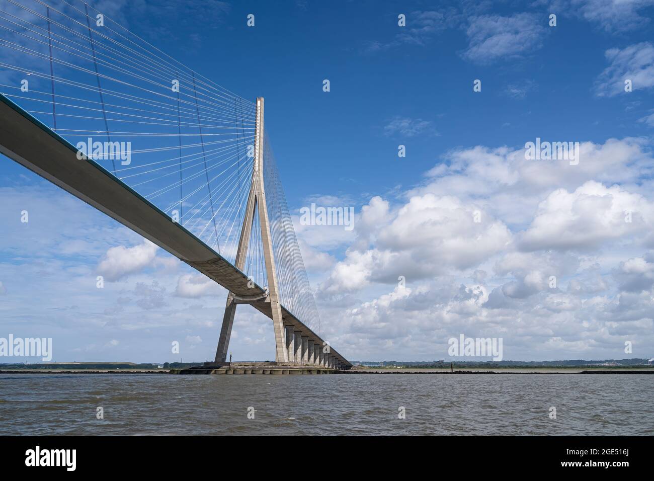 Die Pont de Normandie - Normandie-Brücke - ist eine Straßenbrücke mit ...