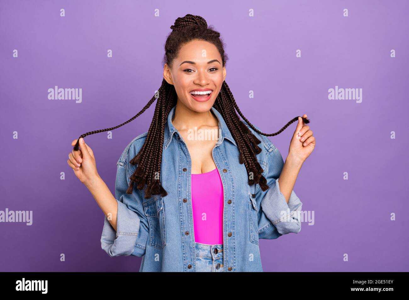 Portrait von attraktiven Brünette fröhliche Mädchen spielen mit Locken Spaß isoliert über helle lila violett rote Farbe Hintergrund Stockfoto