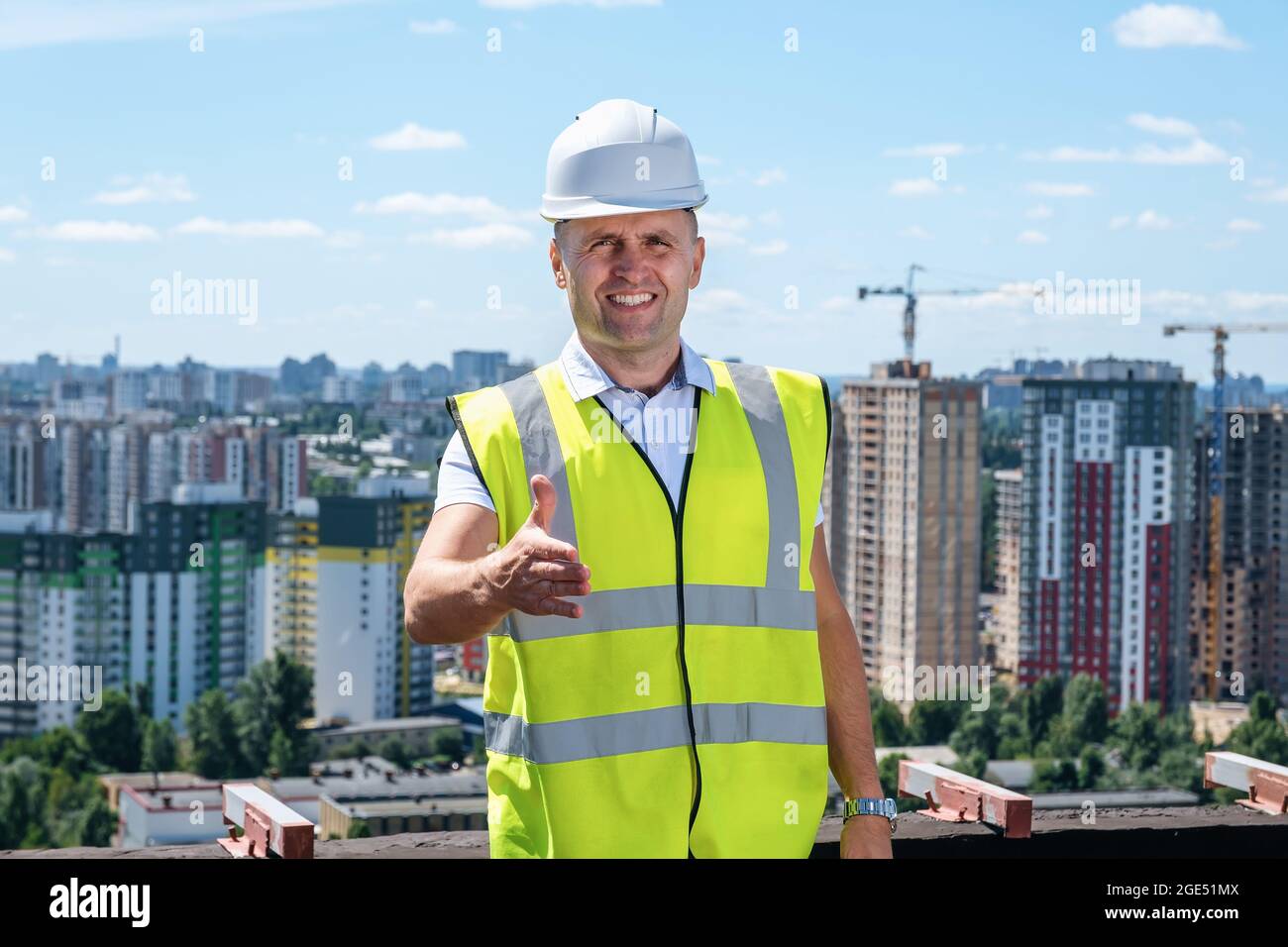 Der Baumeister hält eine Hand für einen Handschlag Stockfoto