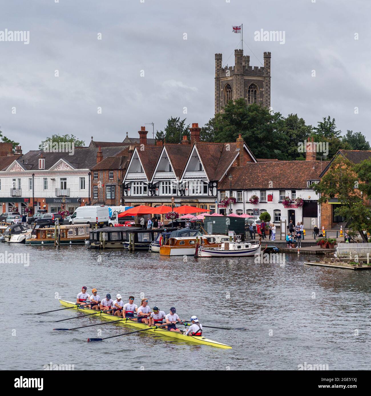 Henley-upon-Thames, Oxfordshire, Großbritannien. Die Henley Royal Regatta, Covid, passte die Rennen mit traditionellen Vorläufen an und führte zum großen Finale am Sonntag im August Stockfoto