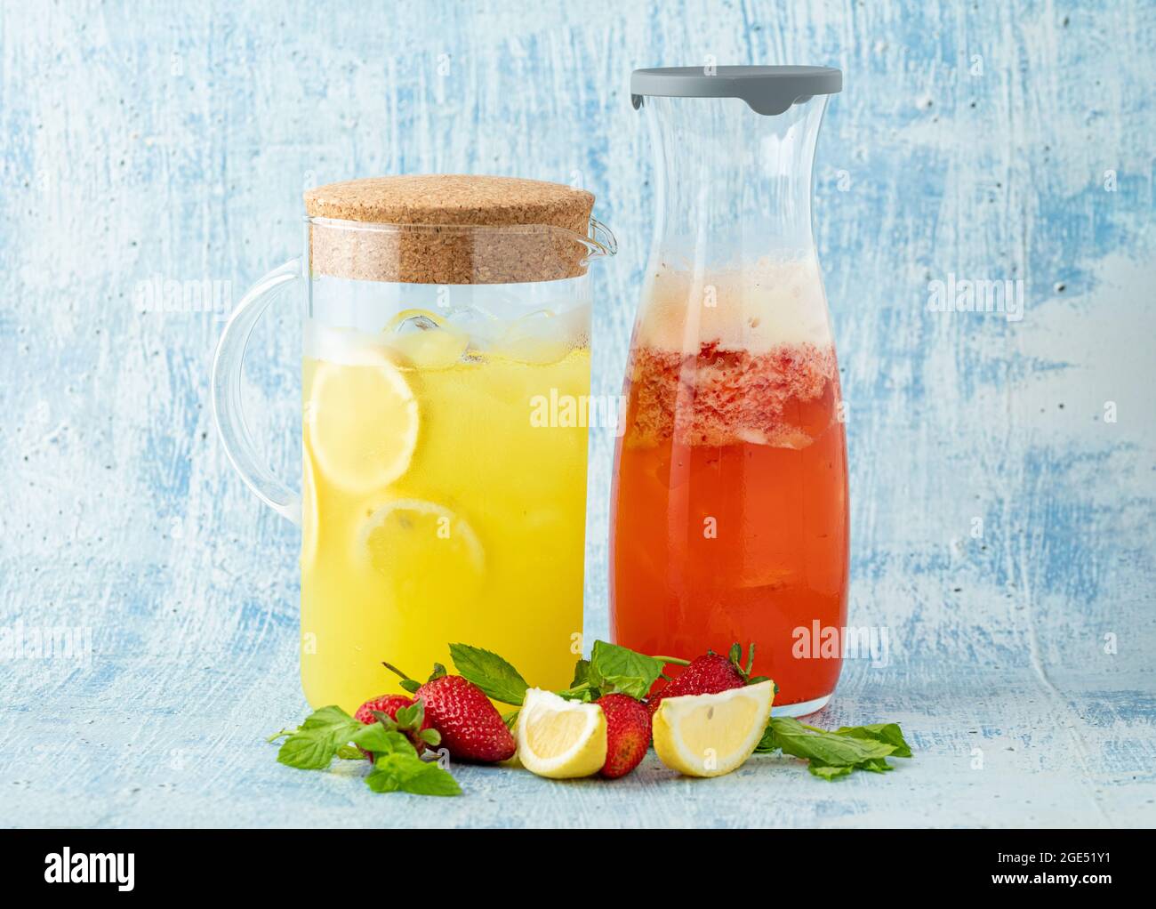 Erfrischende Limonade mit Zitrone, Erdbeere und Minze auf blauem Hintergrund Stockfoto