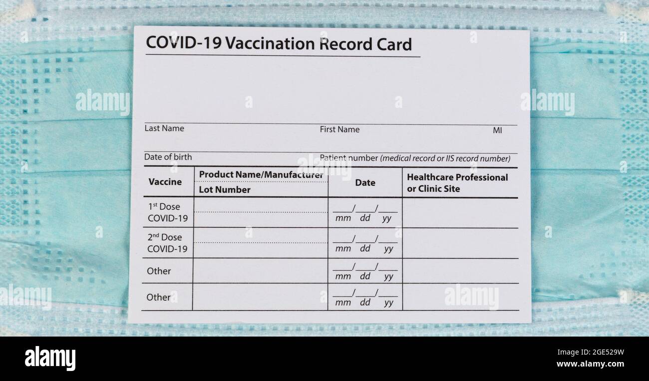 Impfprotokoll Covid 19 mit persönlicher Gesichtsmask im Hintergrund Stockfoto