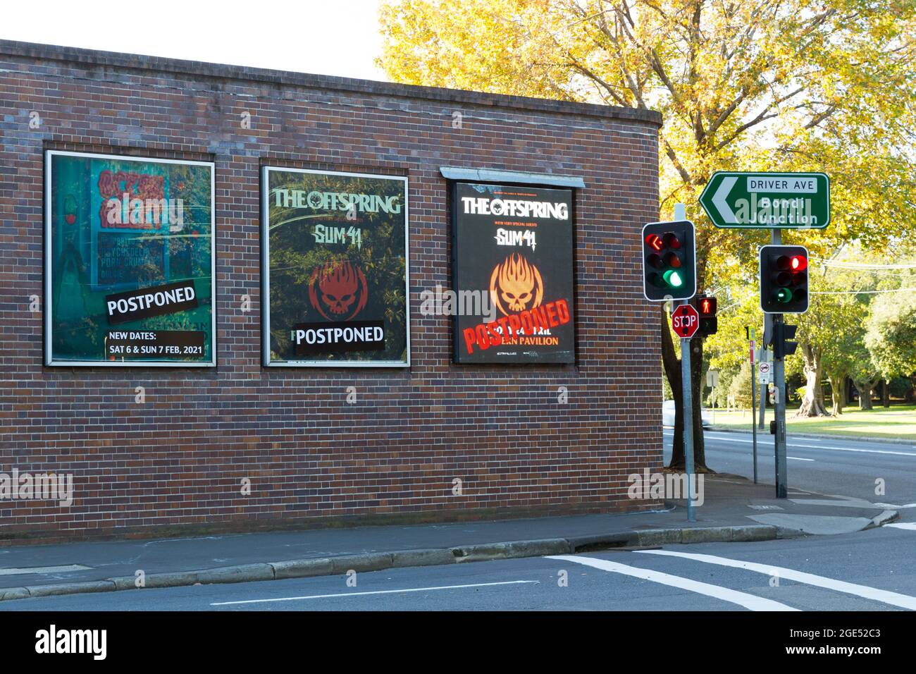 Konzertplakate mit obligatorischen Verschubbenachrichtigungen am Hordern Pavilion Live-Musik-Veranstaltungsort in Sydney, Australien, während des COVID-19. Stockfoto